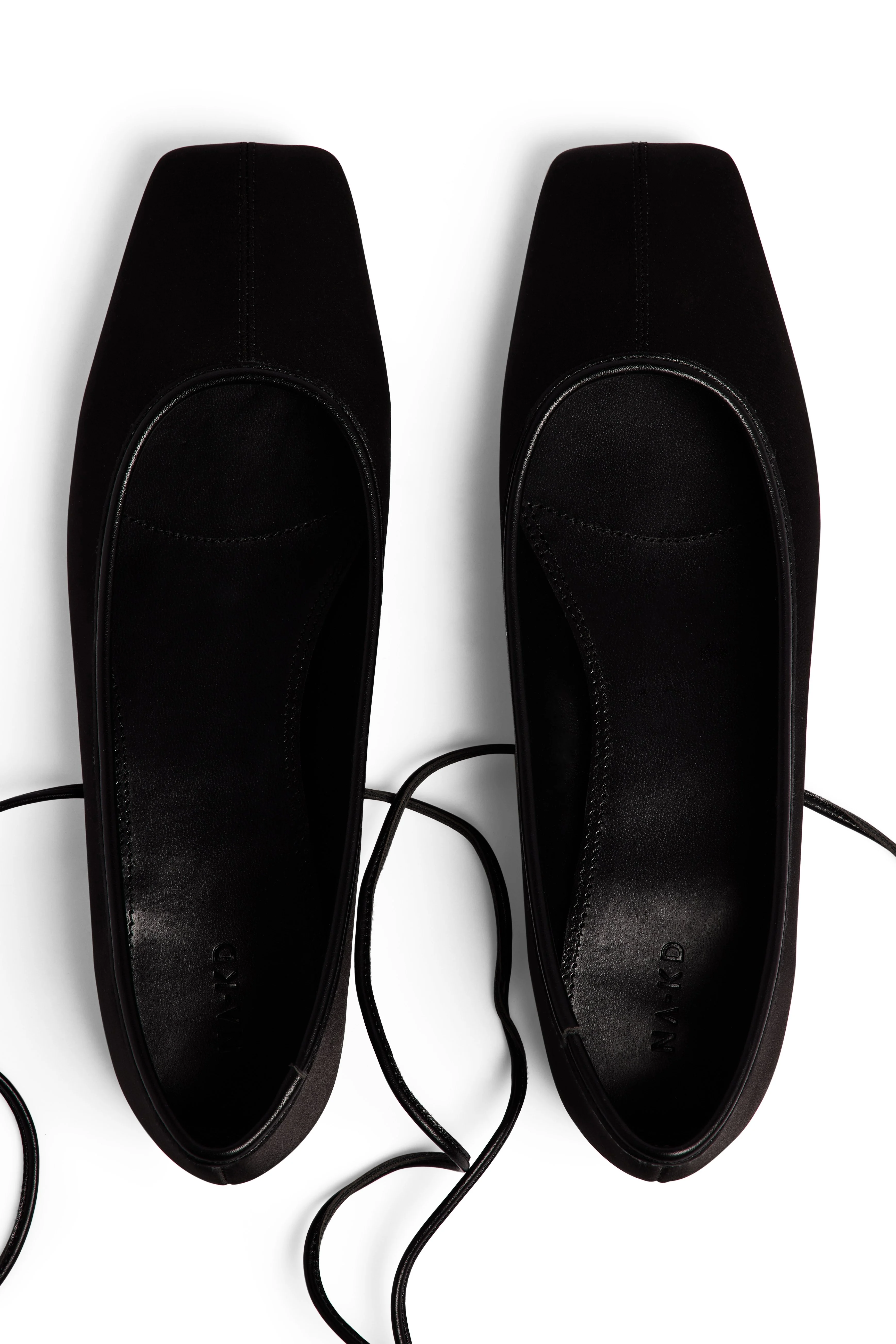 Ballerinas mit eckiger Spitze und Riemendetail