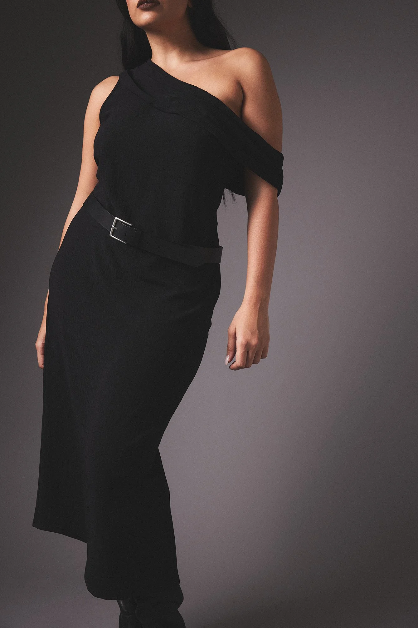 Einseitig schulterfreies, drapiertes Midikleid