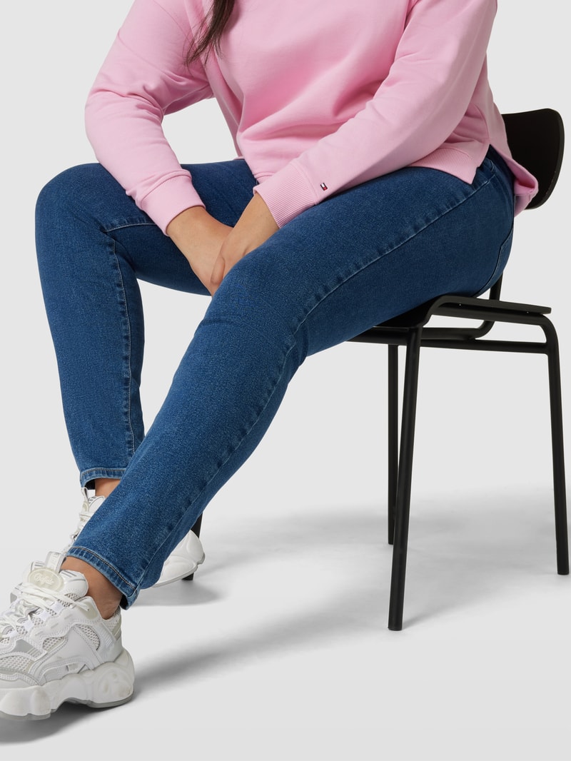 PLUS SIZE Jeans mit Label-Patch Modell 'MELANY' in jeans