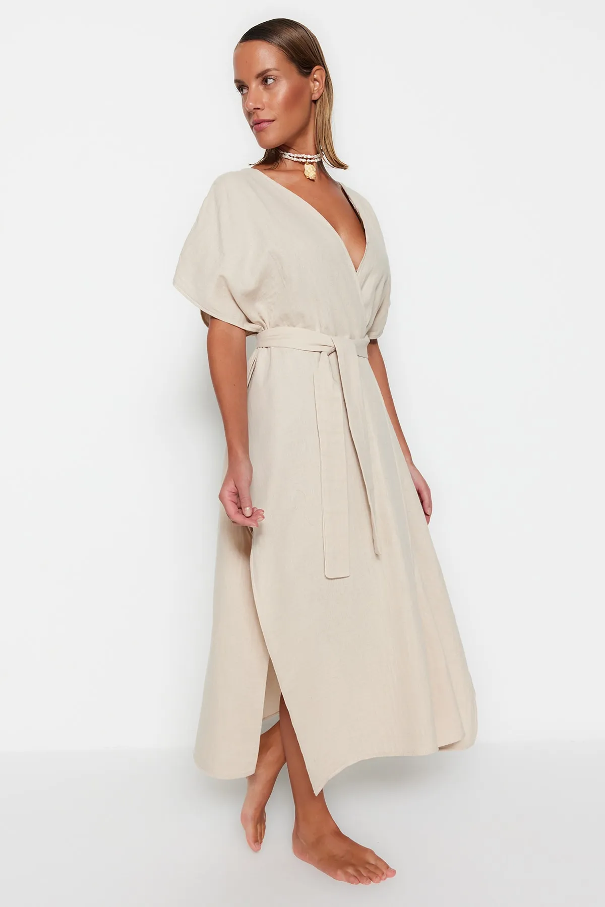 Trendyol Collection  Beigefarbener Maxi-Kimono und Kaftan aus gewebtem Musselin mit Gürtel und Schlitz aus 100 % Baumwolle TBESS23KM00019