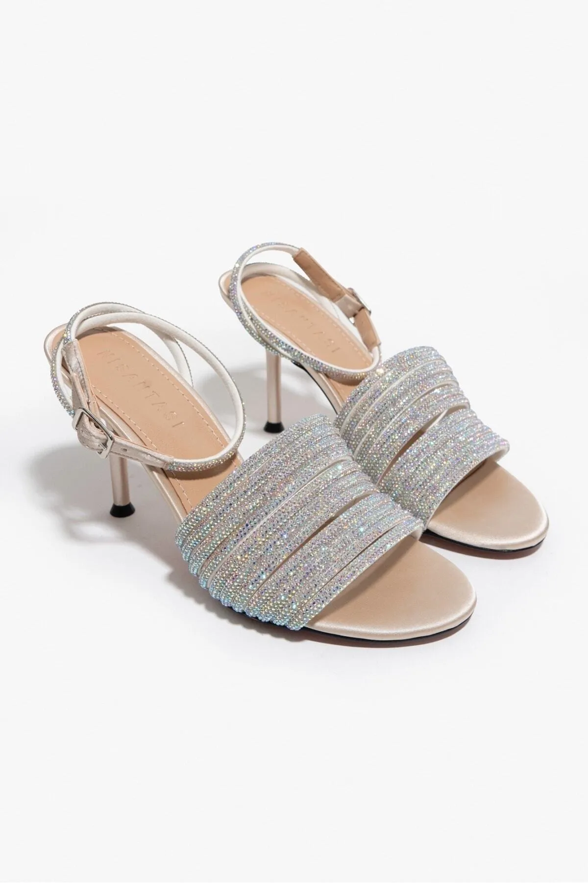 NİŞANTAŞI SHOES  Sommerbeige Damen-Sandalen mit Absatz aus Satin und Steindetail am Knöchel