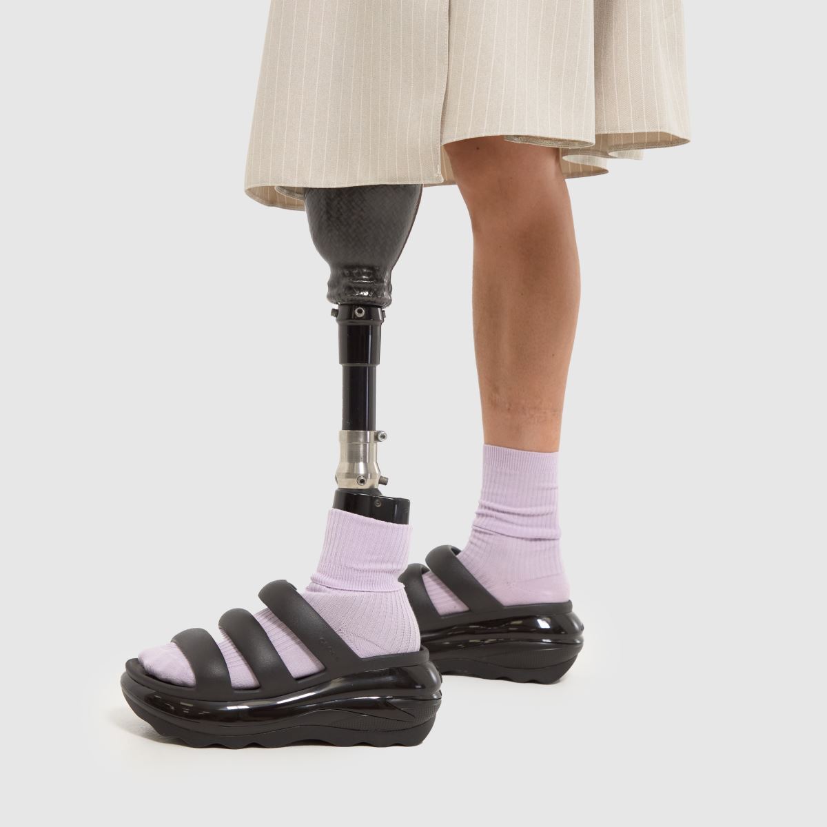 Crocs Mega Crush hárompántos szandál fekete színben