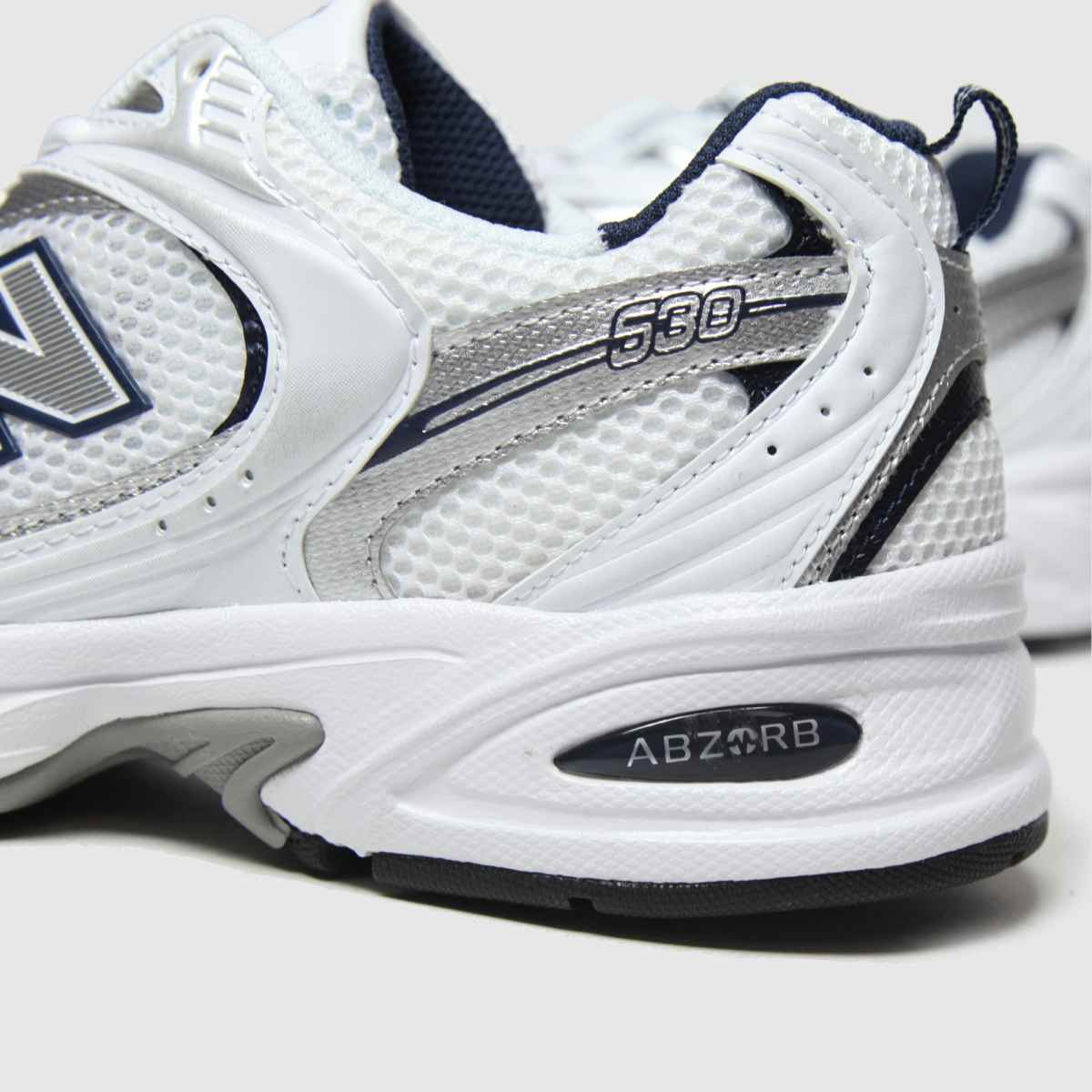 Superge New Balance 530 v beli in srebrni barvi