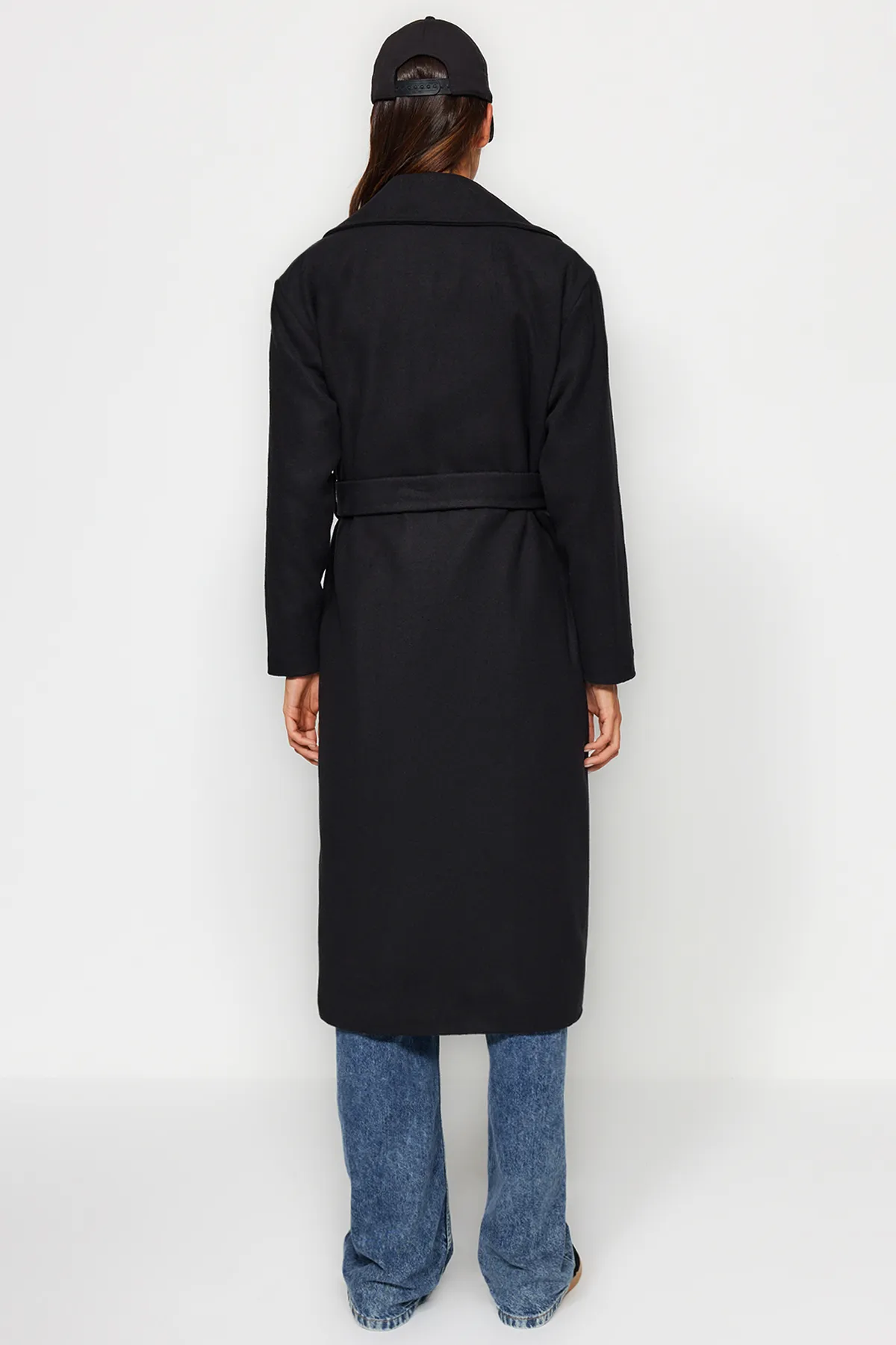 Trendyol Modest  Schwarzer, langer, gefütterter Kaschmirmantel mit Gürtel TCTAW24AB00035