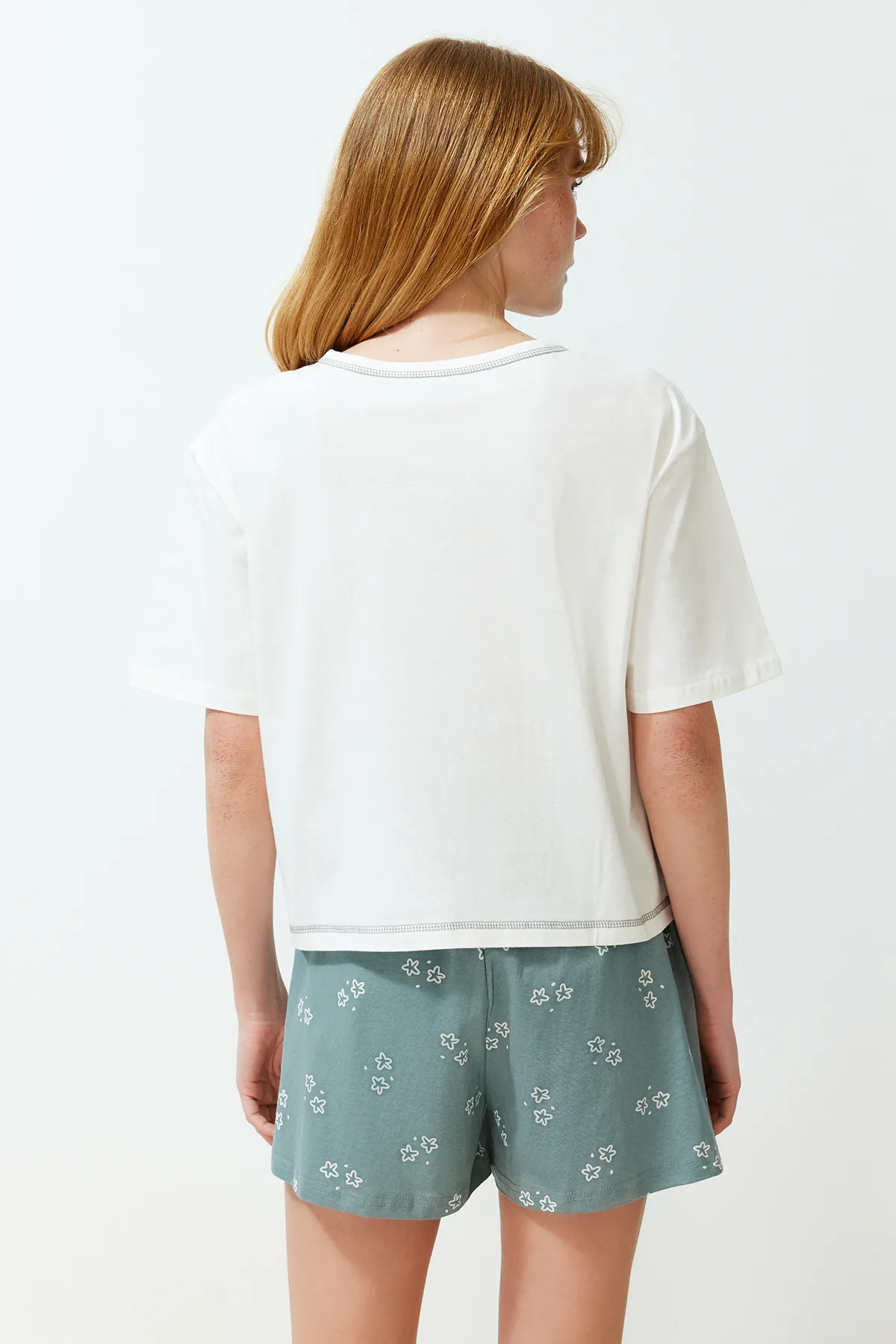 Trendyol Collection  Weißes, gestricktes Pyjama-Set aus 100 % Baumwolle mit geometrischem Muster THMSS24PT00204