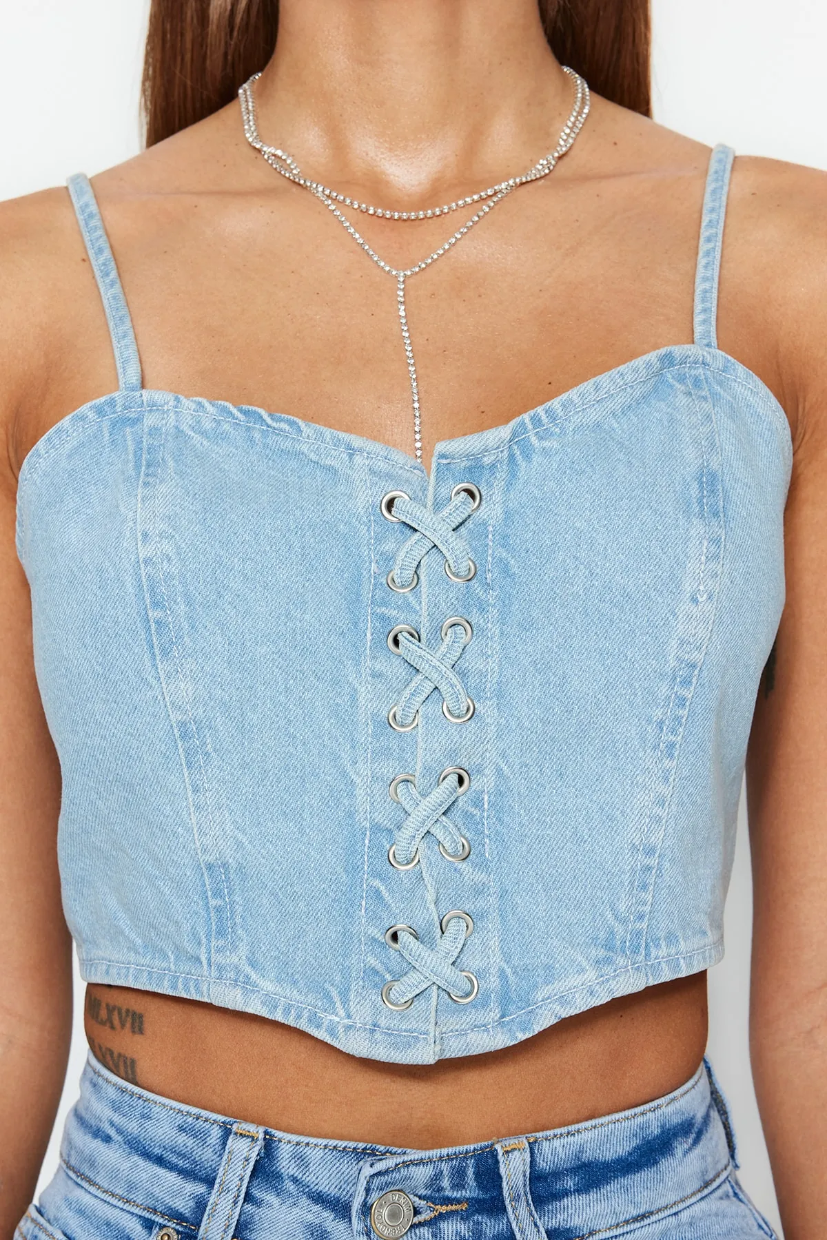 Trendyol Collection  Blaues Bird-Eye-Denim-Bustier TWOSS23BS00010