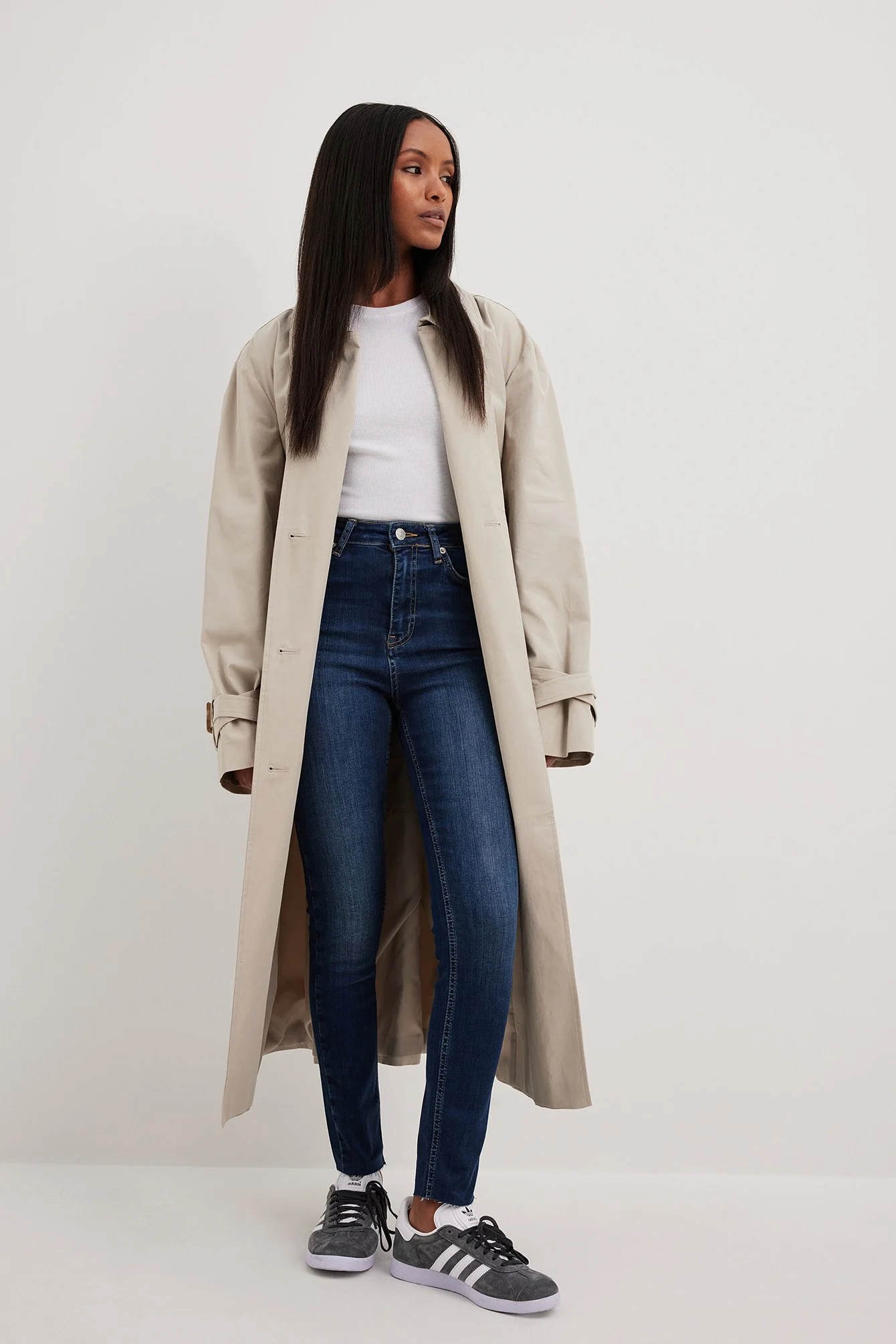 Skinny-Jeans mit hoher Taille und rohem Saum