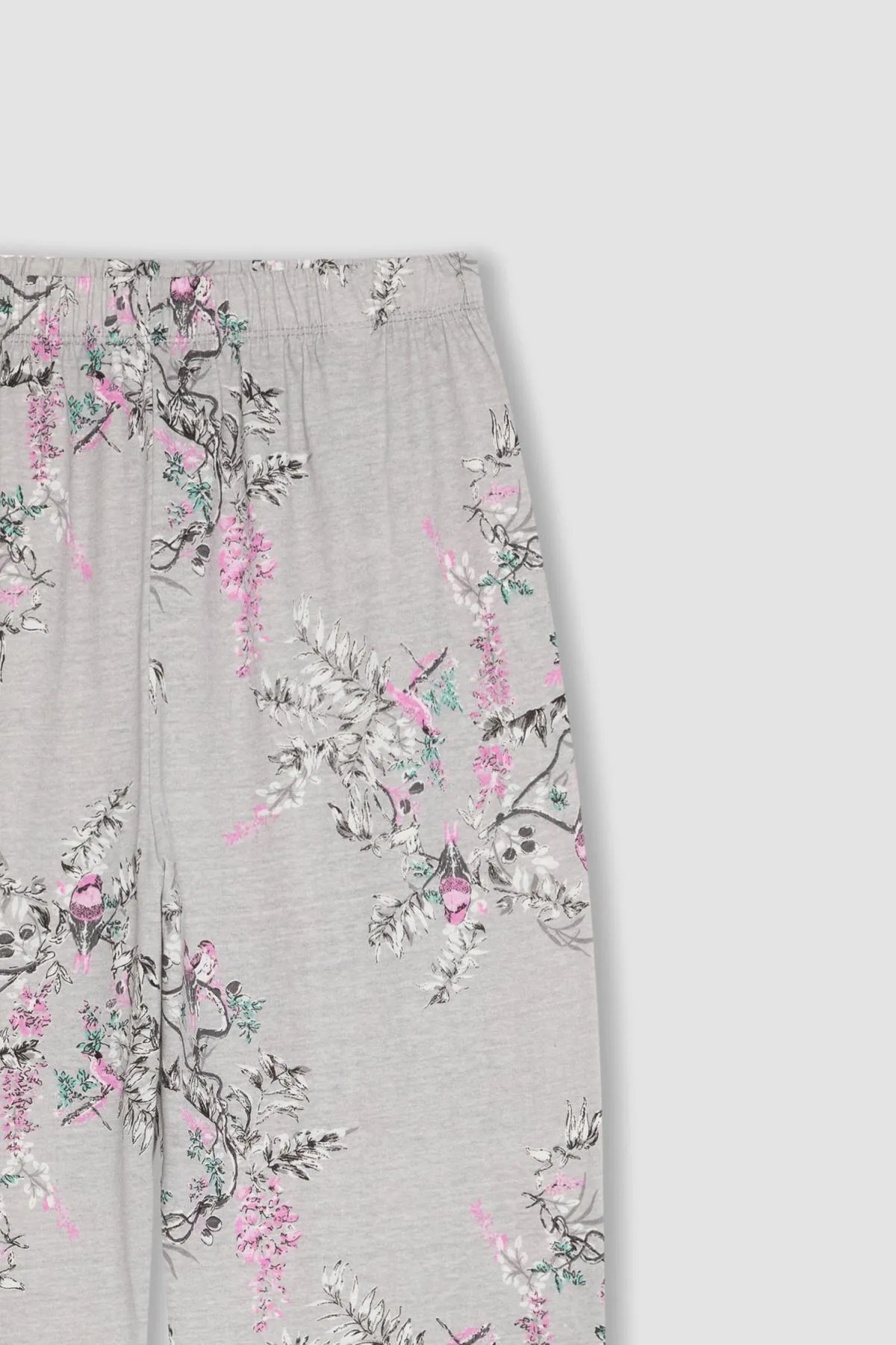 DeFacto  Verlieben Sie sich in ein langärmliges Pyjama-Set mit normaler Passform
