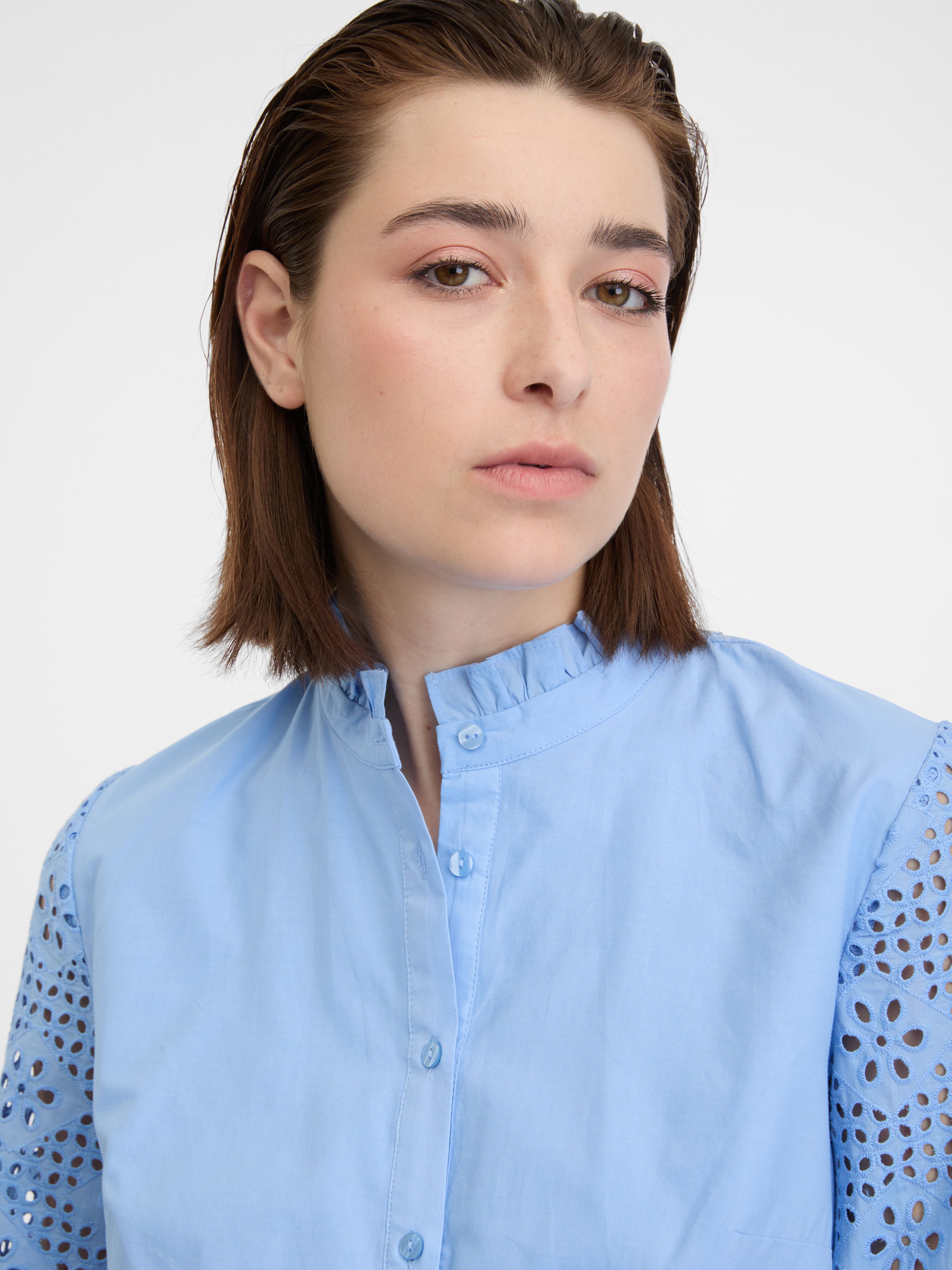 Hellblaue Damenbluse mit dekorativen Details ORSAY
