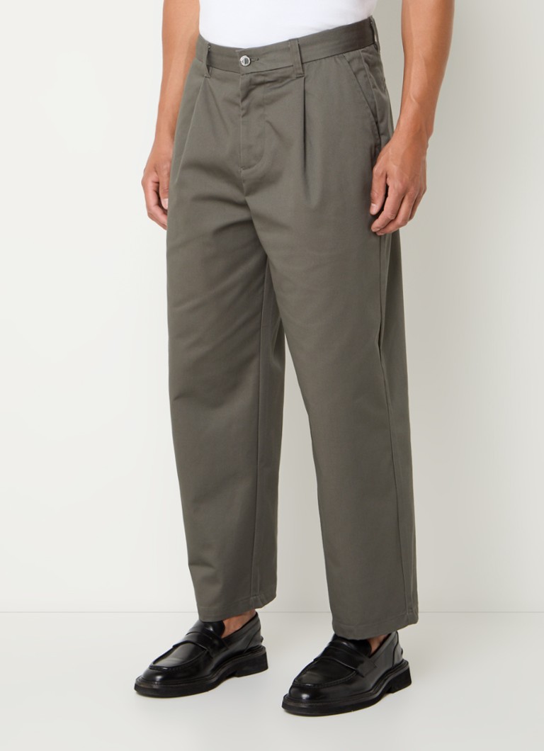 O nouă versiune a pantalonilor chino cu croială largă și buzunare laterale de la Asociația de Surf din New Amsterdam.