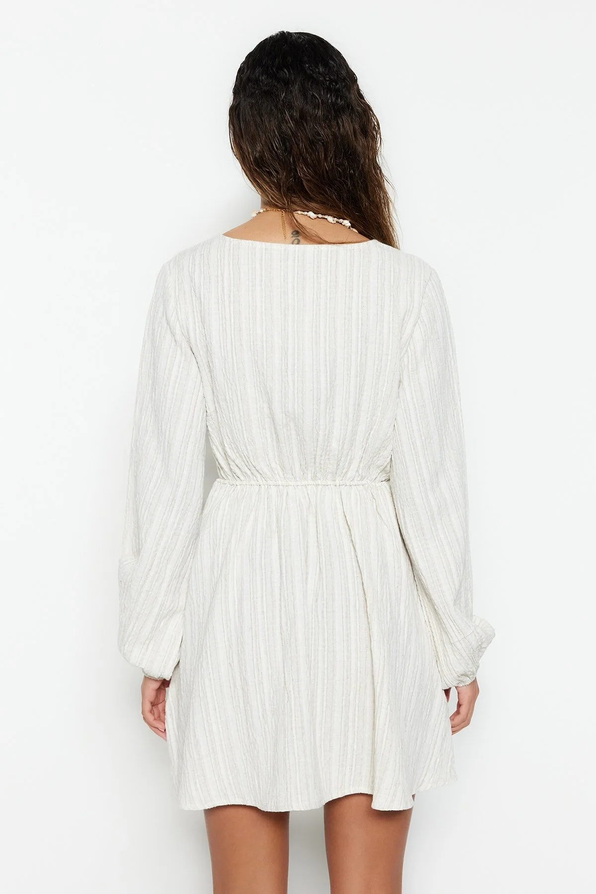 Trendyol Collection  Ecrufarbenes Mini-Strandkleid aus gewebtem, gebundenem Leinengemisch TBESS23EL00103