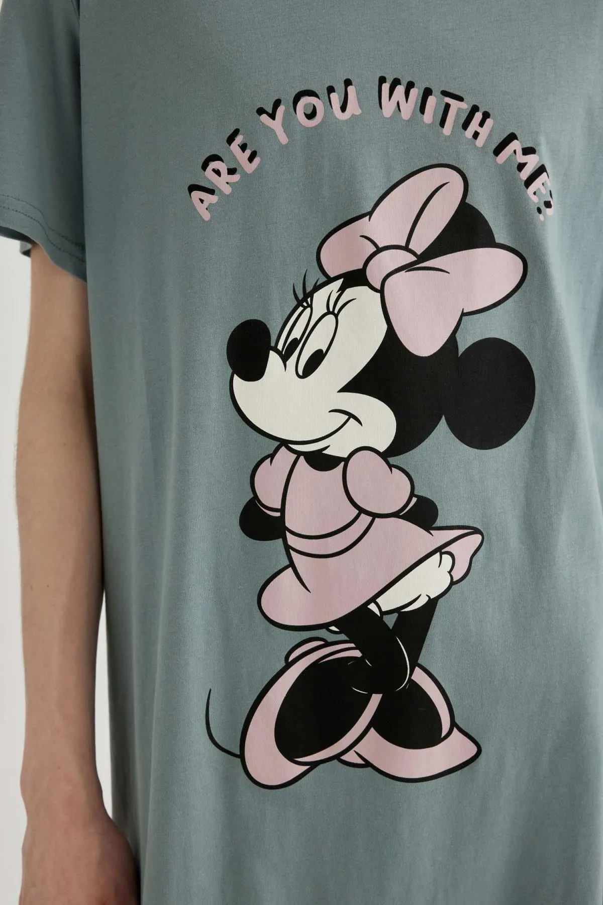 DeFacto  Fall In Love Disney Mickey & Minnie Nachthemd mit Rundhalsausschnitt und kurzen Ärmeln B6462ax24sp