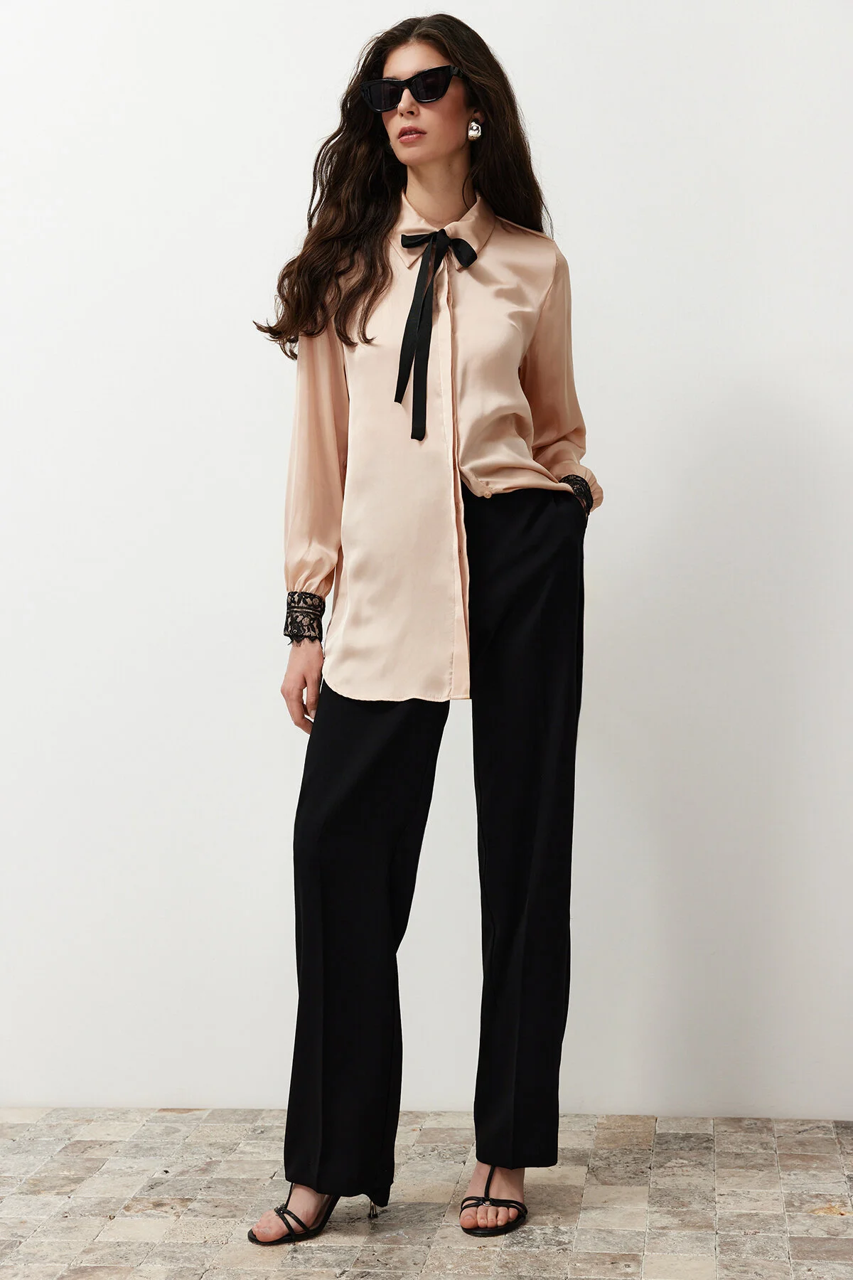 Trendyol Modest  Beiges Hemd aus gewebtem Satin mit Spitzendetail TCTSS24TG00024