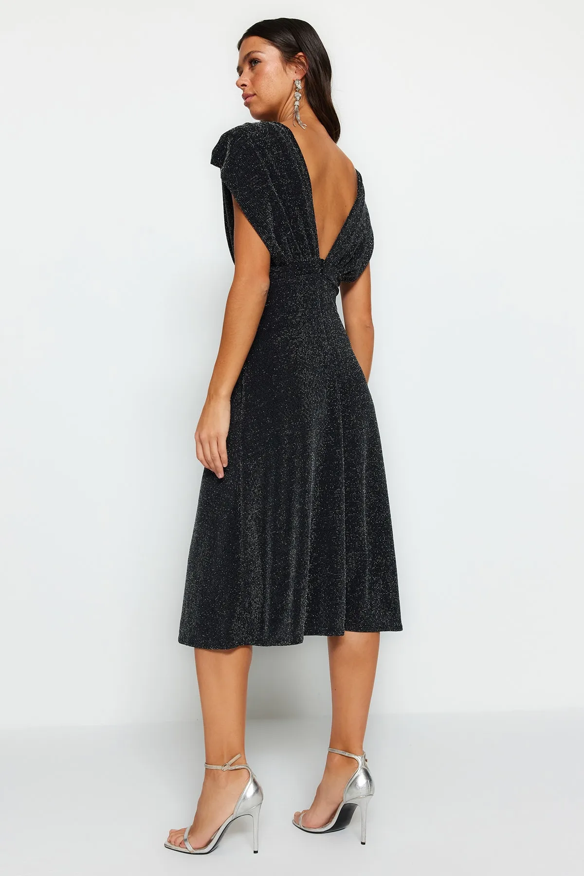 Trendyol Collection  Anthrazitfarbenes, glänzendes, elegantes Abendkleid mit offener Taille und Skaterfutter TPRSS23EL00503