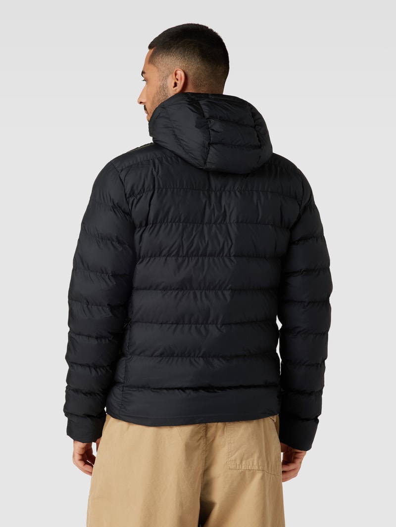 Steppjacke mit Label-Print und seitlichen Eingrifftaschen in schwarz