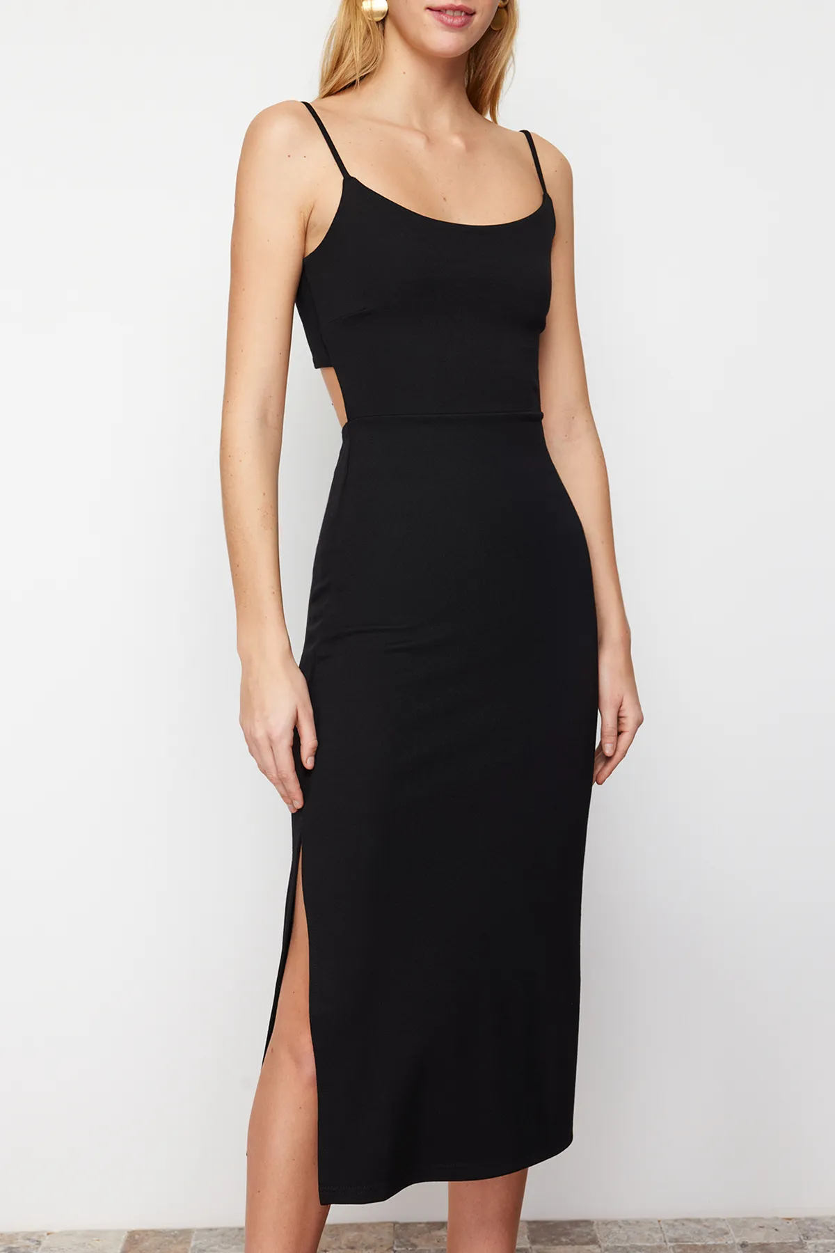 Trendyol Collection  Schwarzes, figurbetontes Midi-Bleistiftkleid aus flexiblem Strick mit Cut-Outs, Schlitzen und Trägern TWOSS24EL00139