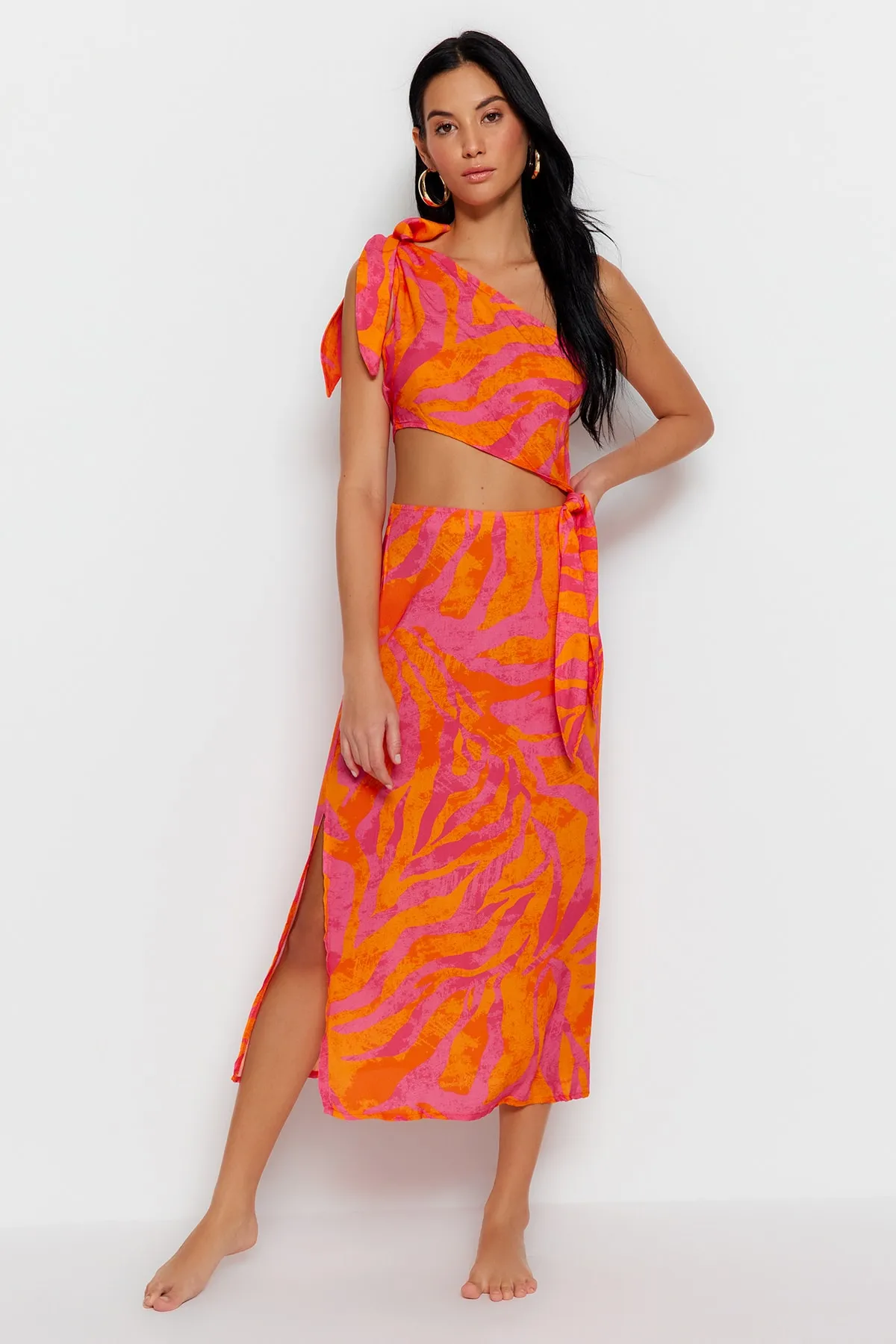 Trendyol Collection  Abstrakt gemustertes, gewebtes Maxi-Strandkleid mit Ausschnitt/Fenster und einer Schulter TBESS23EL00271