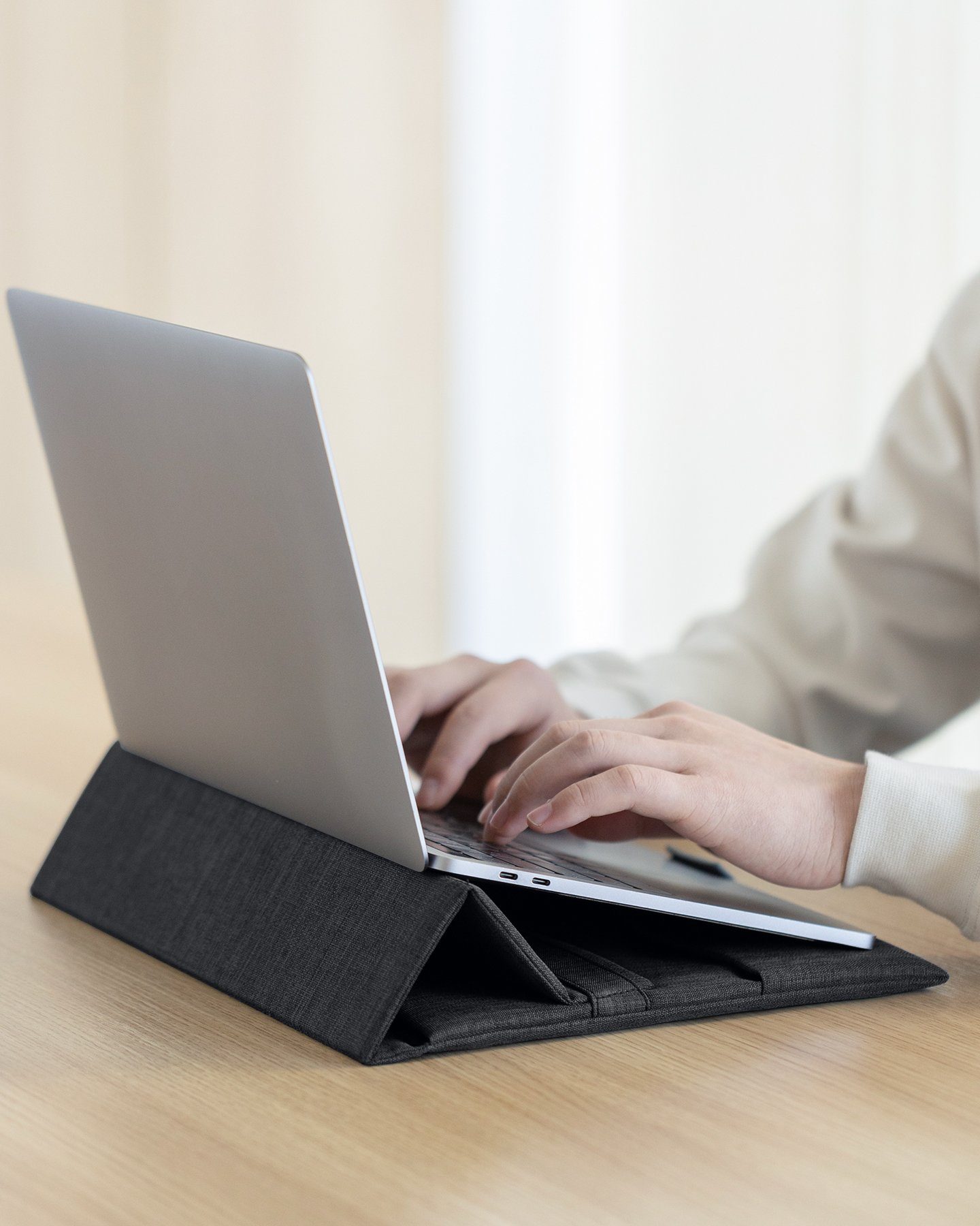Inateck Laptop-Hülle 13 Zoll Laptop Tasche mit Standfunktion Zubehörtasche 33 cm (13 Zoll), klappbar