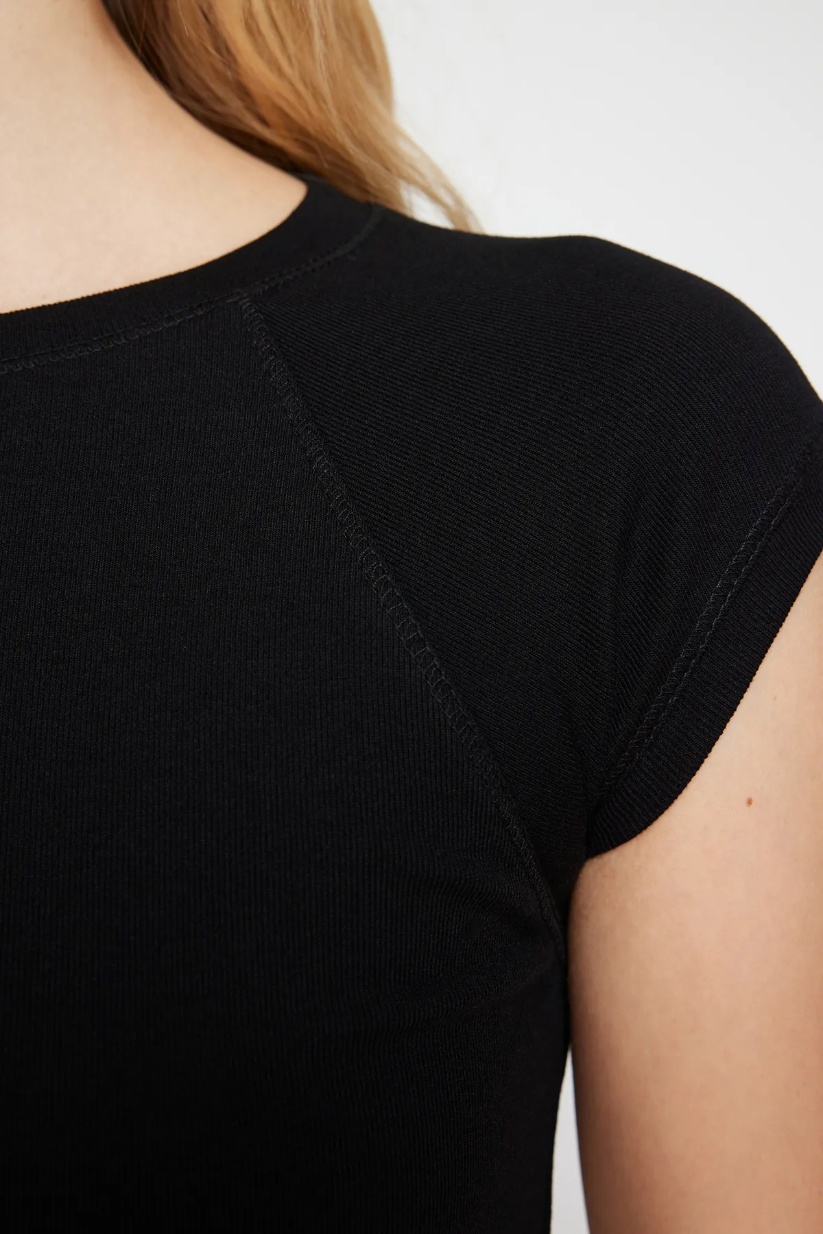 Trendyol Collection  Schwarze, dehnbare Strickbluse mit Mondärmeln aus Viskose/weichem Stoff TWOSS24BZ00088