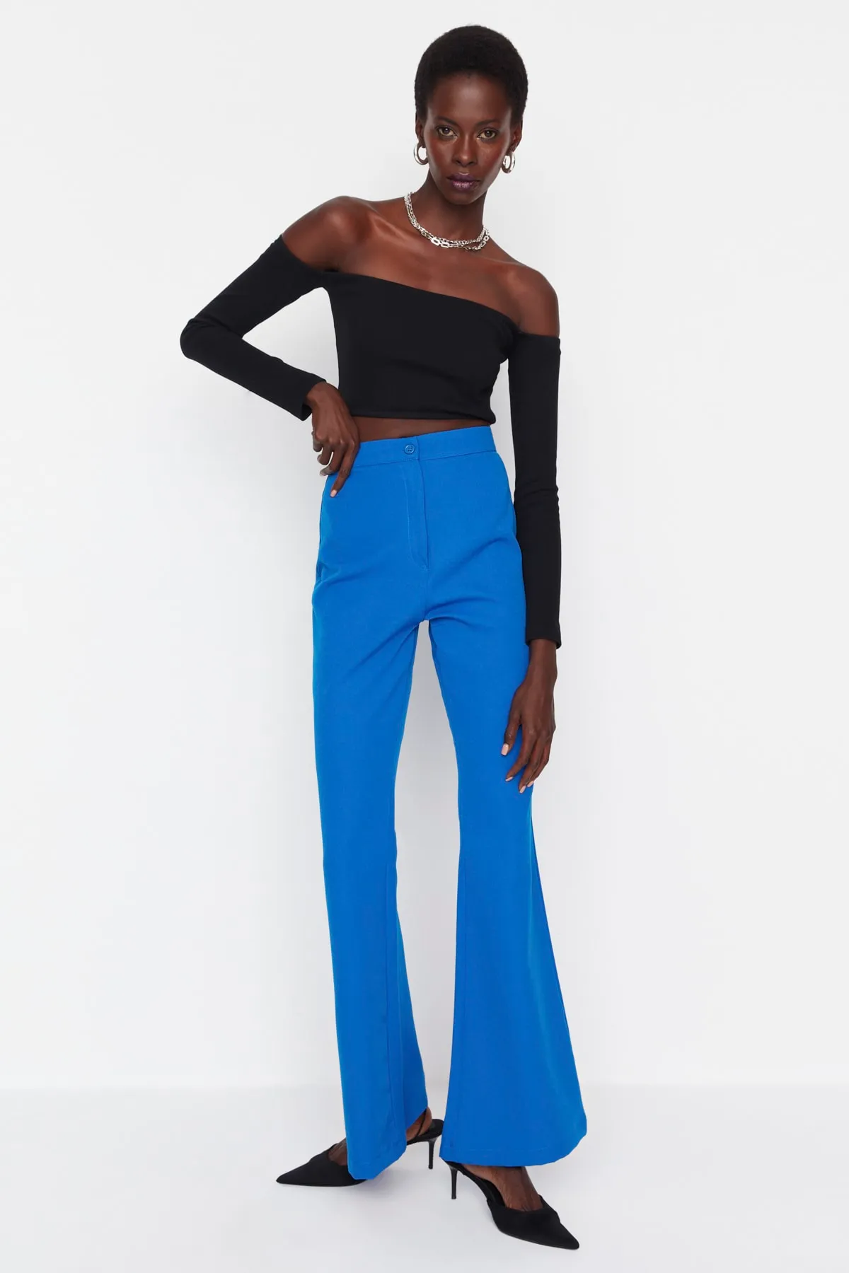 Trendyol Collection  Blaue, gewebte Hose mit ausgestelltem Bein TOFAW19BB0581