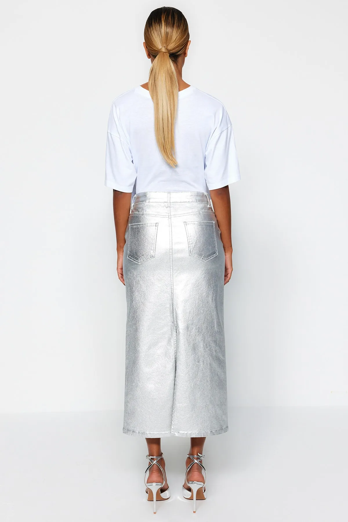 Trendyol Collection  Silberner Maxi-Jeansrock mit Schlitz und glänzendem Metallic-Print TWOAW24ET00134