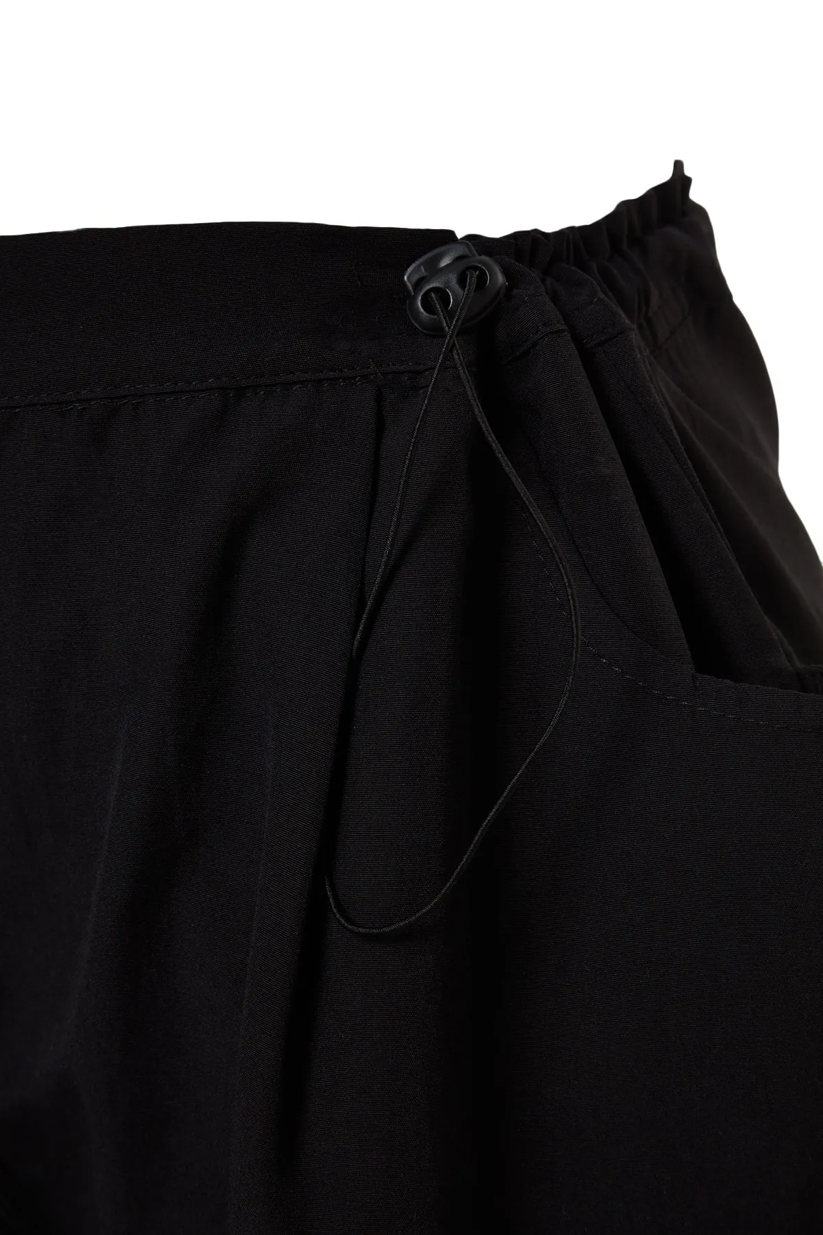 Trendyol Collection  Schwarze Jogger-Hose aus elastischem Webstoff mit normaler Taille TWOSS23PL00158
