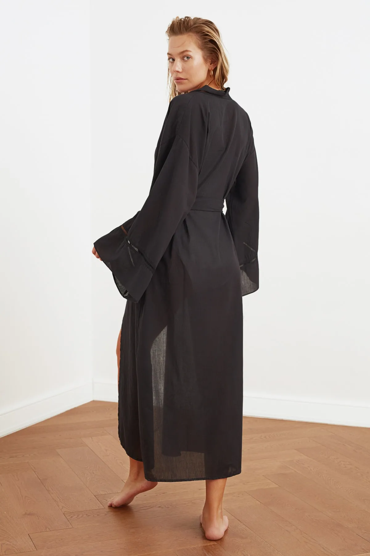 Trendyol Collection  Kimono und Kaftan aus 100 % Baumwolle mit schwarzem Gürtel und gewebten Maxi-Streifen-Accessoires TBESS21KM0094