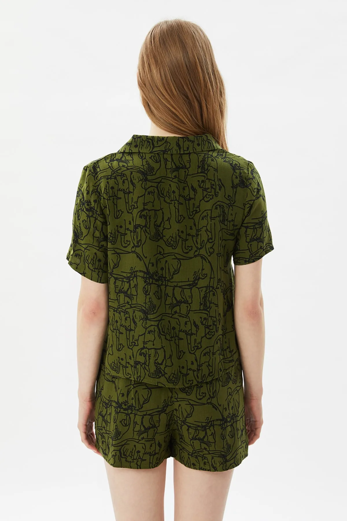 Trendyol Collection  Grünes, gewebtes Pyjama-Set mit Hemd und Shorts aus Viskose mit Tiermuster THMSS21PT0861