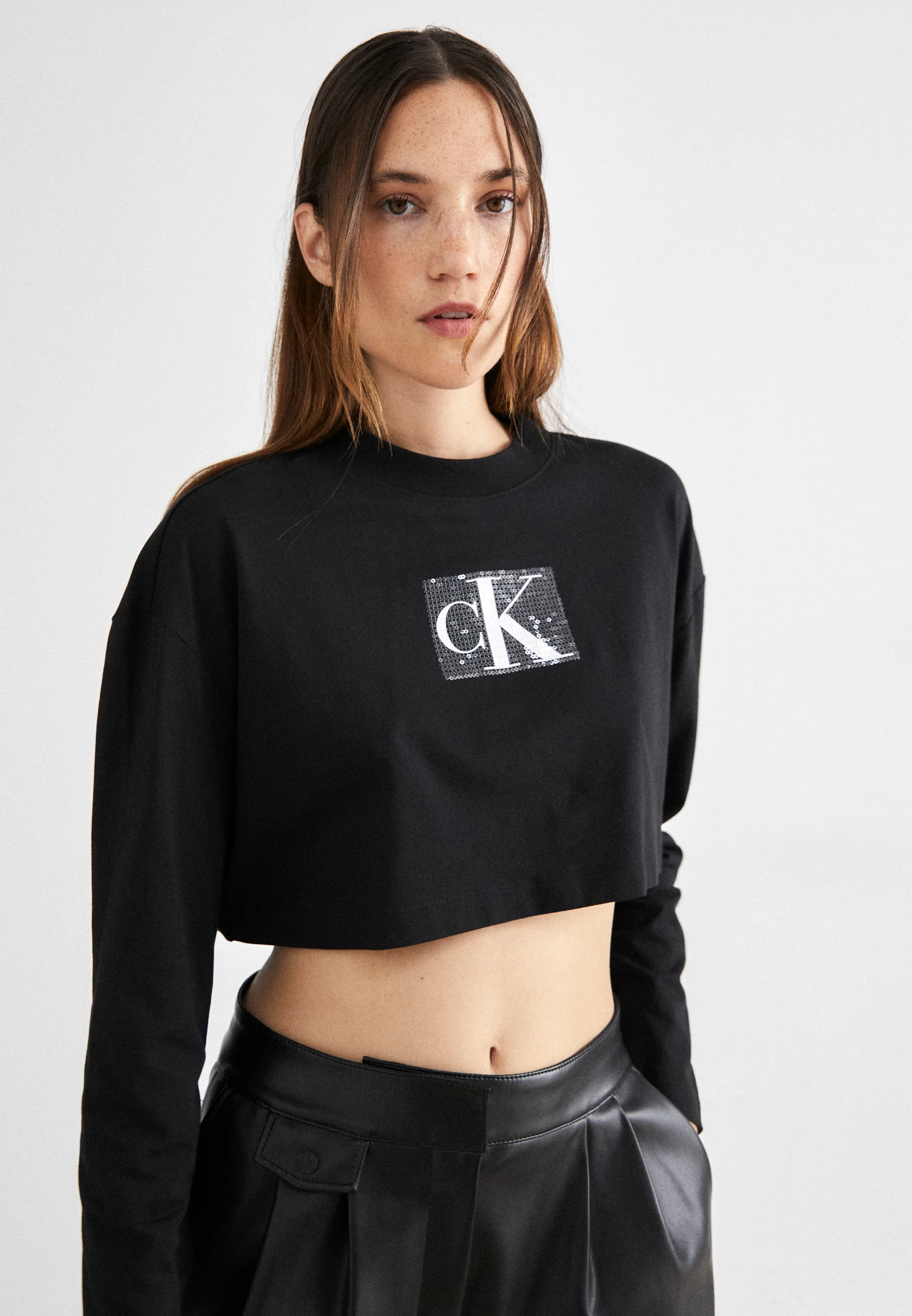 Sudadera corta de manga larga con lentejuelas de Calvin Klein Jeans
