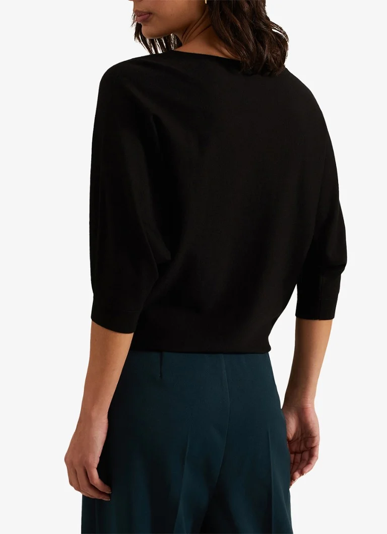 Tricou Cristine de la Phase Eight, confecționat din material tricotat subțire și elastic.