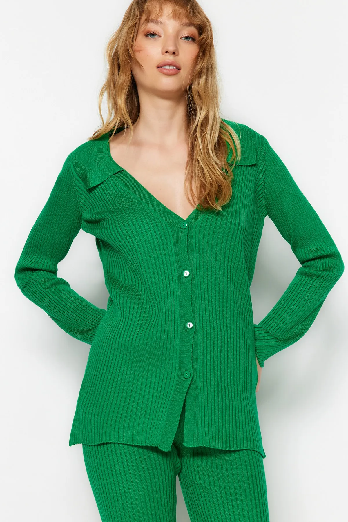 Trendyol Collection  Smaragdgrünes Basic-Set aus Strickoberteil und -unterteil mit Polokragen TWOAW23AU00007