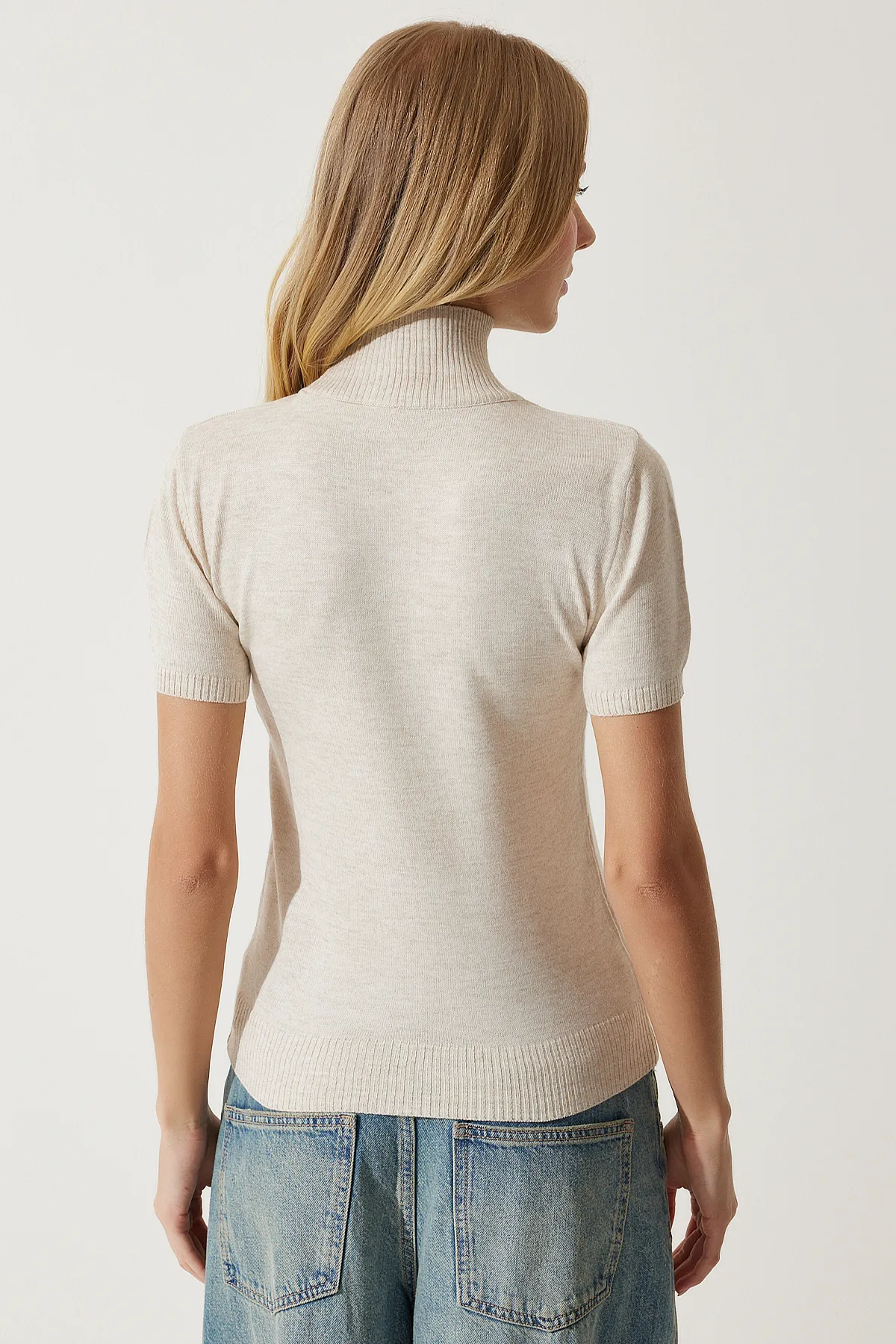 Happiness İstanbul  Cremefarbenes Rollkragen-Sweatshirt mit kurzen Ärmeln für Damen DD01107