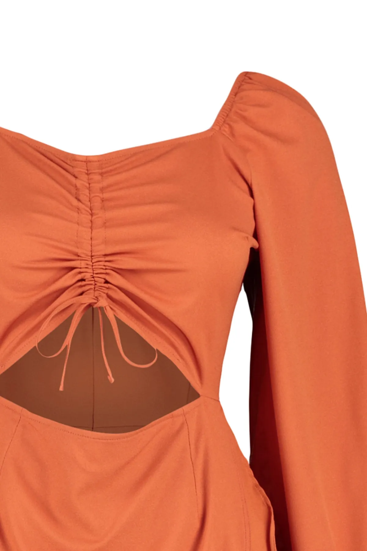 Trendyol Curve  Zimtfarbenes, gewebtes Kleid mit Cut-Out-Details TBBSS23AH00170