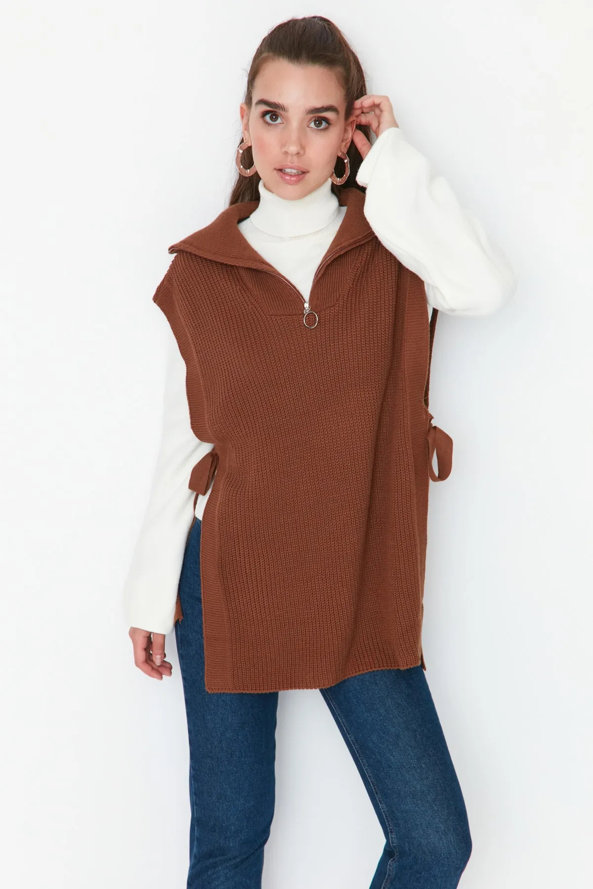 Trendyol Modest  Brauner Strickpullover mit seitlichem Bindeband und Reißverschlusskragen, detaillierter Strickpullover TCTAW22UV0009