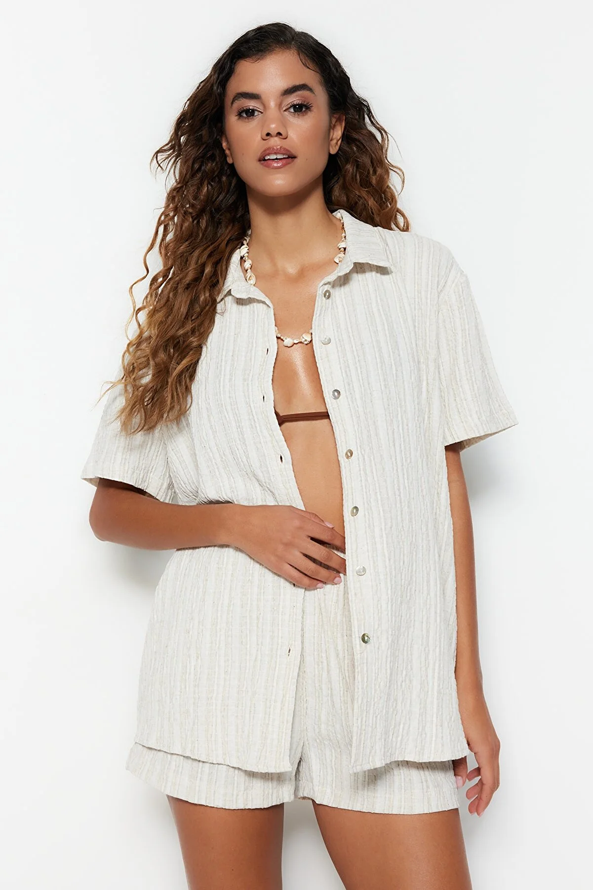 Trendyol Collection  Hemd-Shorts-Set aus gewebtem Leinengemisch in Ecru TBESS23AU00054