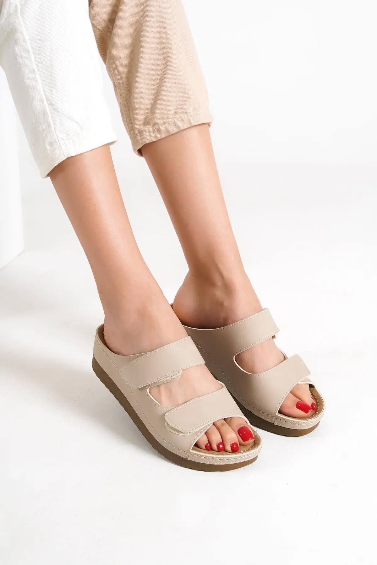 Capone Outfitters  Anatomisch weiche, bequeme Mutterhausschuhe mit Keilabsatz