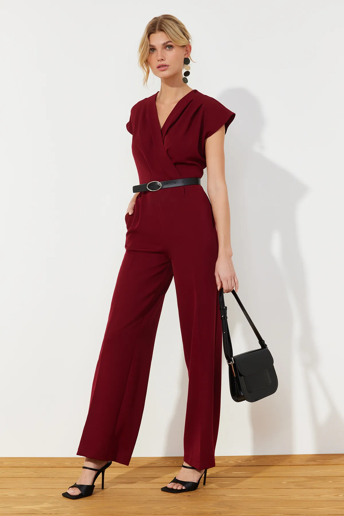 Trendyol Collection  Burgunderfarbener, zweireihiger, gewebter Maxi-Jumpsuit mit Gürtel und Kragen TWOSS21TU0004