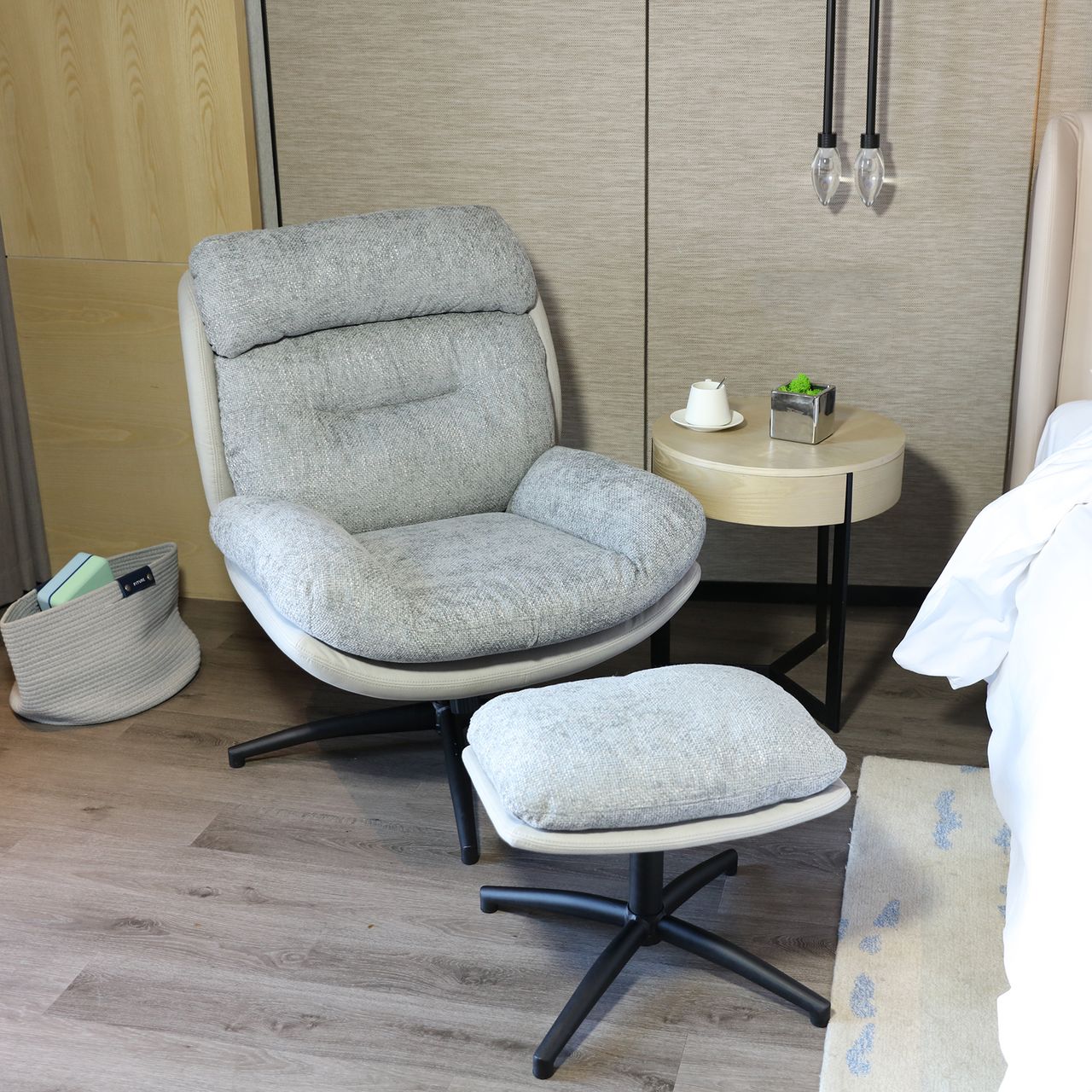 Better Home gepolsterter Drehsessel Relaxsessel mit Hocker, hellgrau