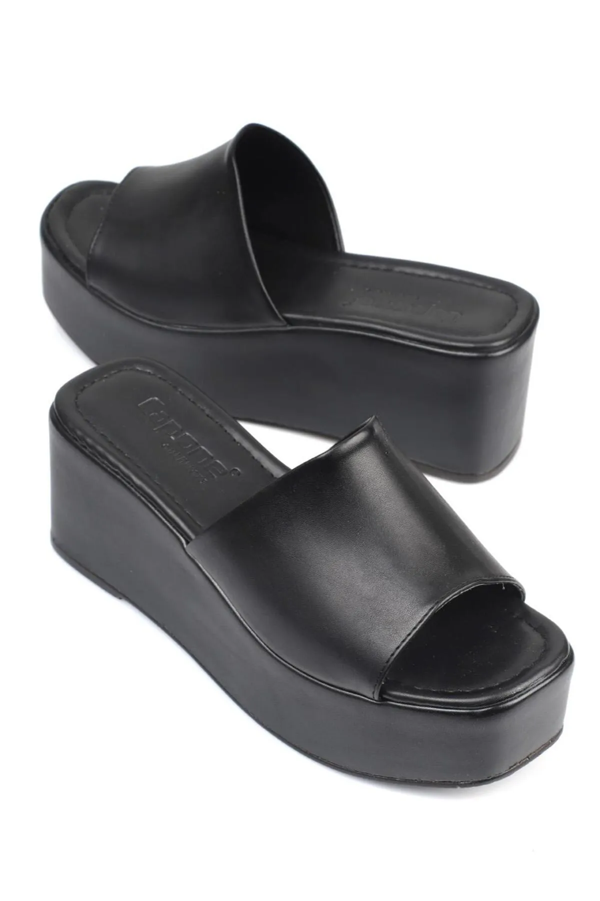 Capone Outfitters  Capone Skin Wedge Heeled Single Strap Damen-Flatform-Hausschuhe