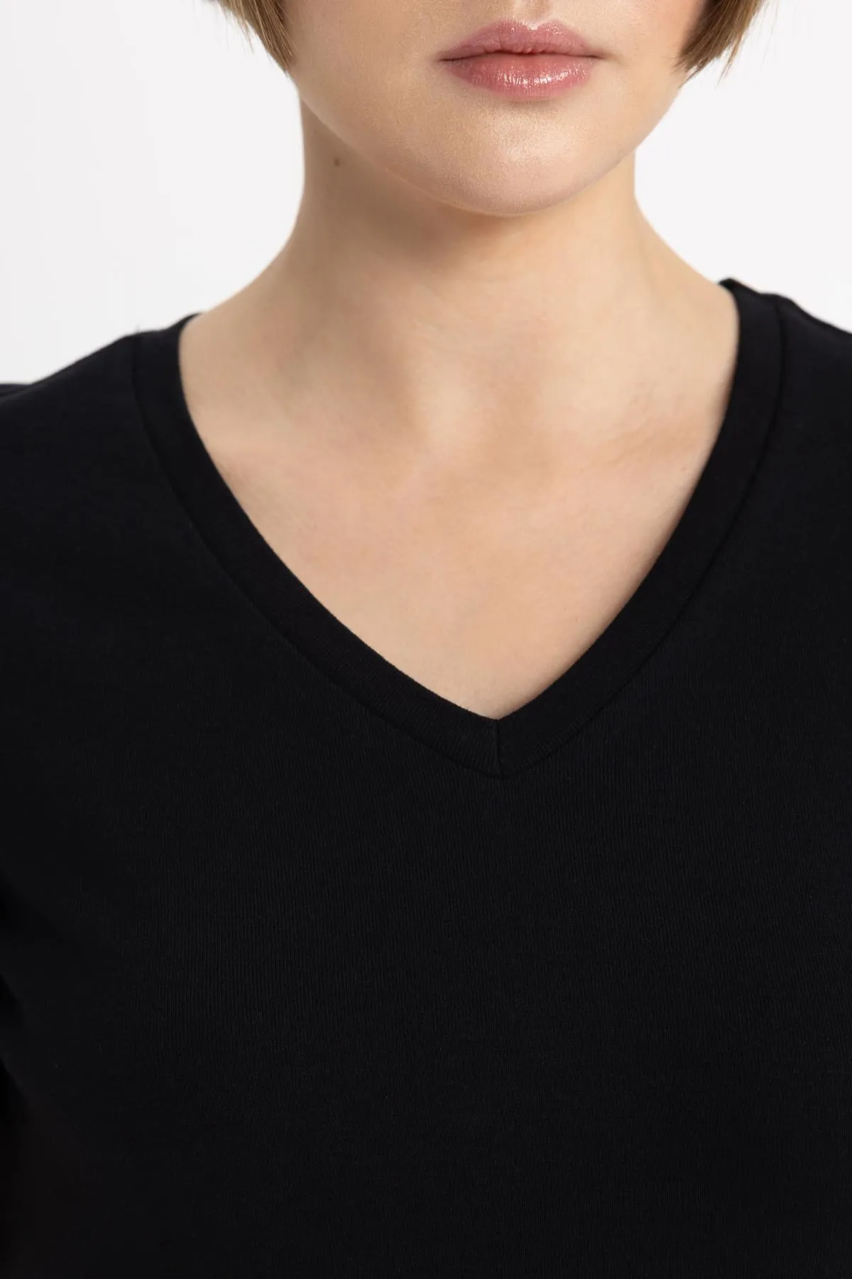 DeFacto  Slim Fit Kurzarm-T-Shirt mit V-Ausschnitt I1080az24sm