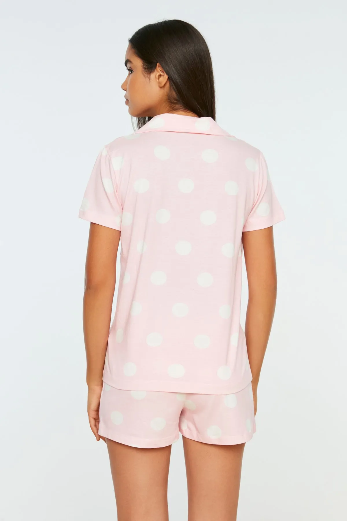 Trendyol Collection  Rosa gestricktes Pyjama-Set aus 100 % Baumwolle mit gepunkteten Hemden und Shorts THMSS20PT0077