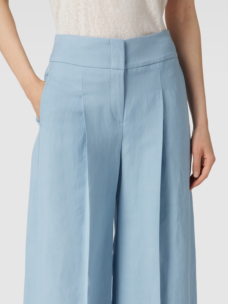 Hose mit Bundfalten in hellblau