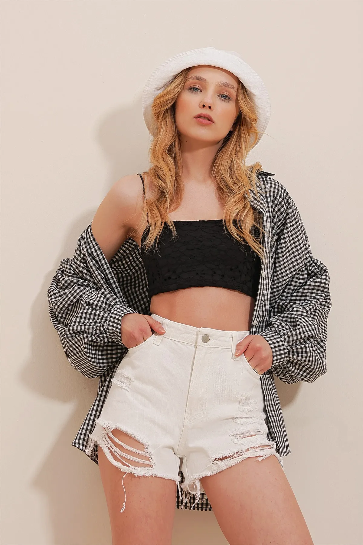 Trend Alaçatı Stili  Weiße Five-Pocket-Jeansshorts mit hoher Taille und verblasstem Effekt für Damen, nahtlos, ALC-X5960