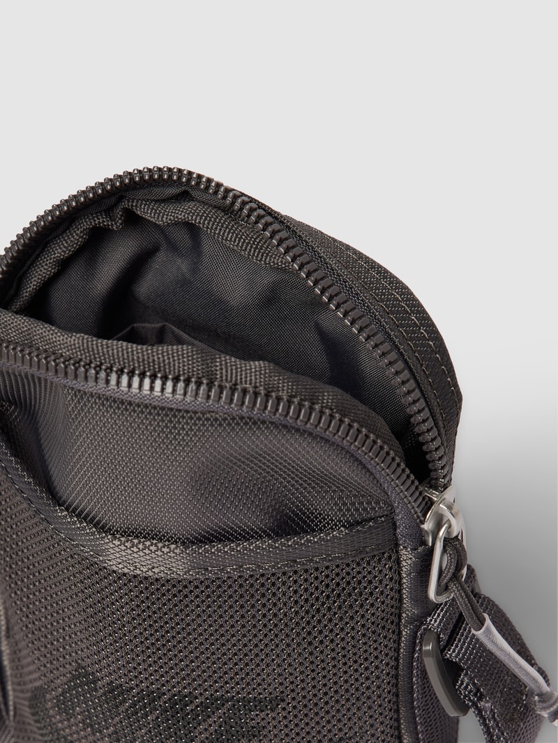 Crossbody Bag mit Label-Print in mittelgrau