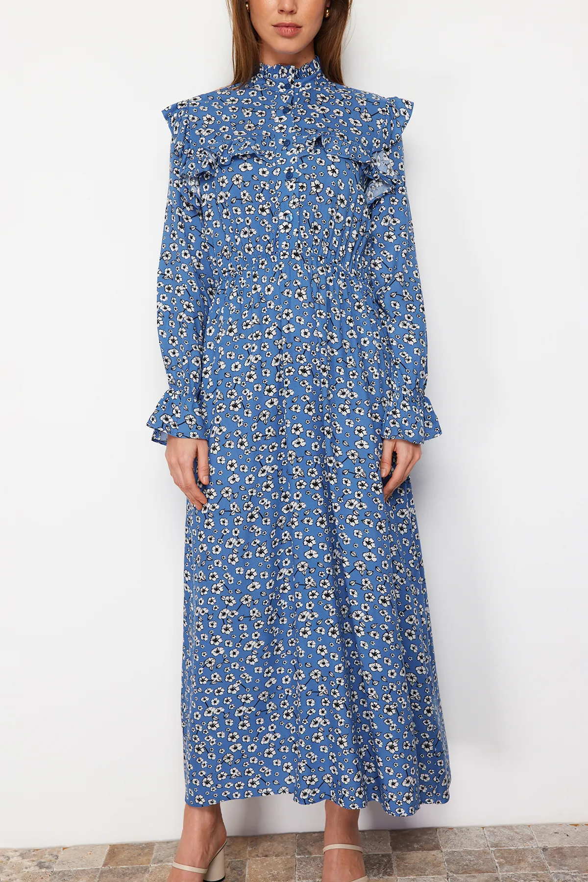 Trendyol Modest  Blaues gemustertes gewebtes Kleid mit Stehkragen und Rüschendetail TCTSS21EL3446