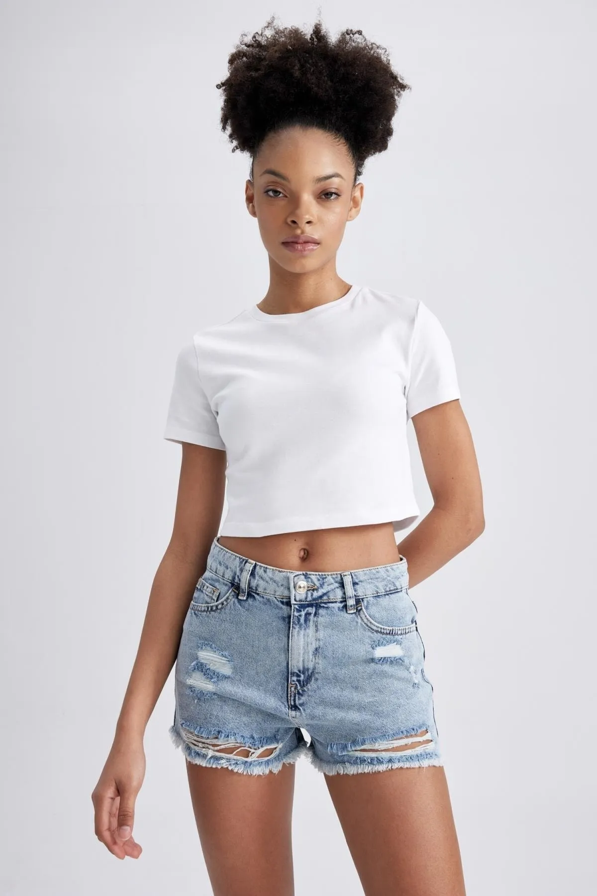 DeFacto  Jeansshorts mit hoher Taille und Cut-Outs am Bein, 100 % Baumwolle, A2606ax23sm