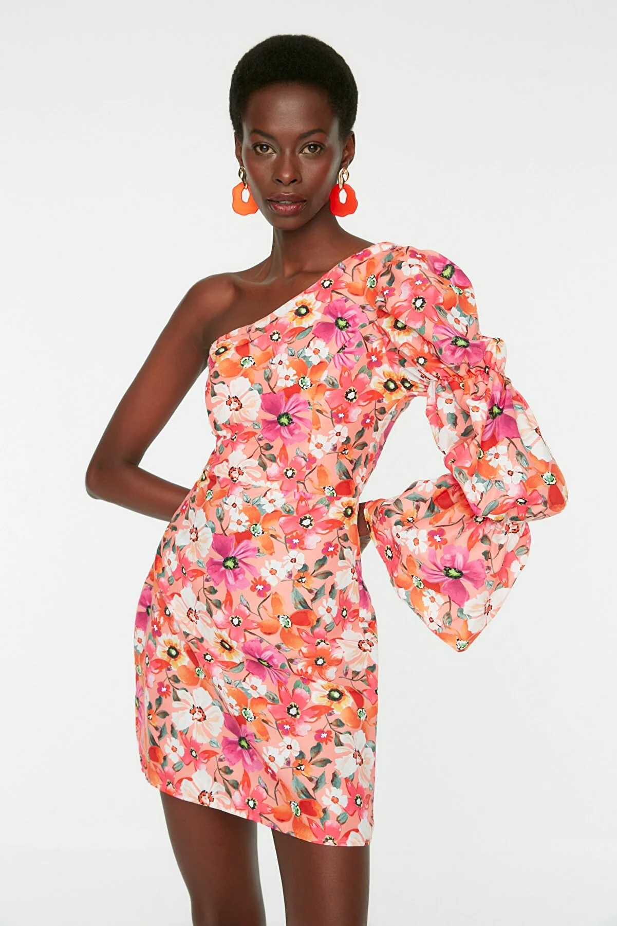 Trendyol Collection  Orangefarbenes, figurbetontes, mit Popeline gefüttertes, floral gemustertes, elegantes Abendkleid TPRSS22EL1280
