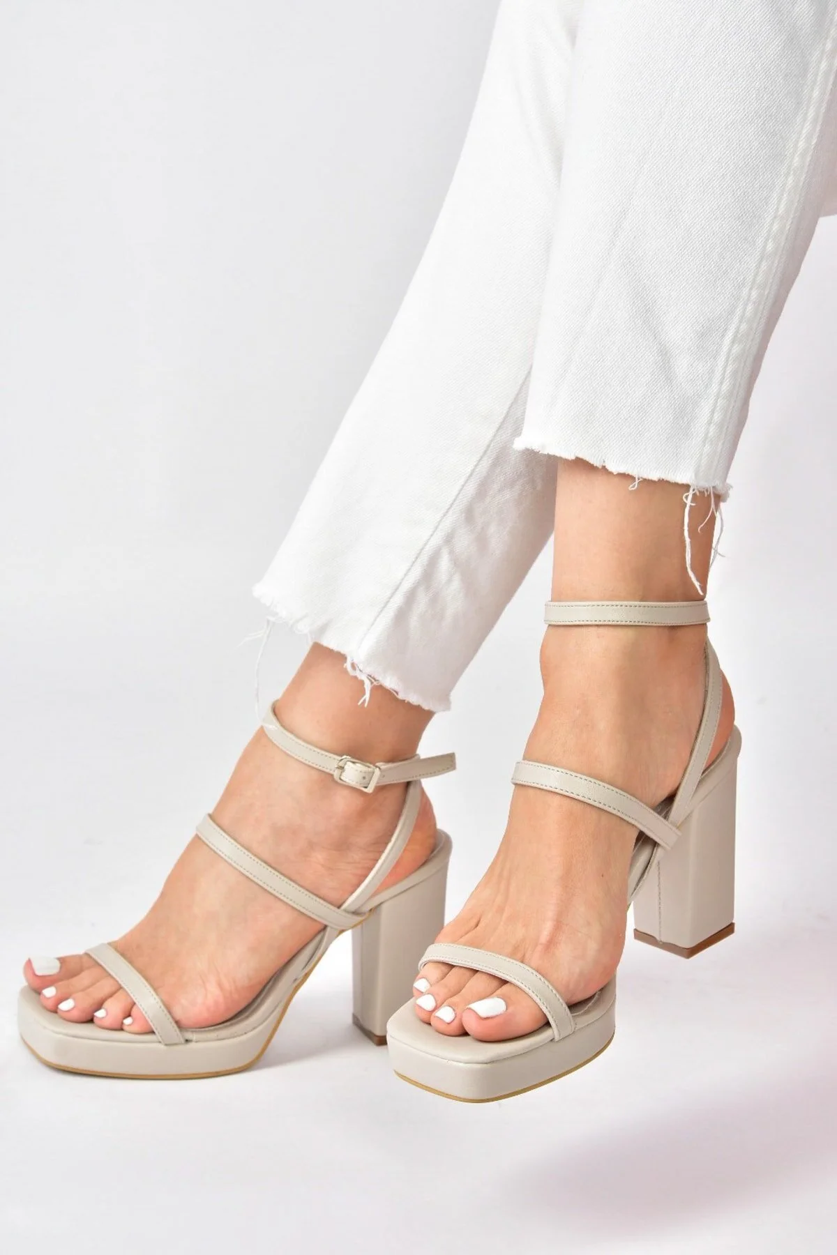 Fox Shoes  Beigefarbene, lässige Damenschuhe mit dickem Absatz M282462709