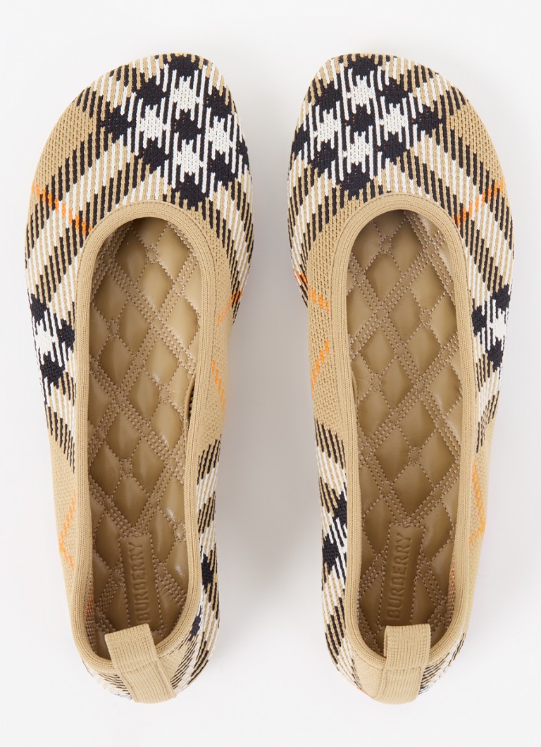 Burberry-ballerina, jossa neulottu päällinen ja ruutukuvio