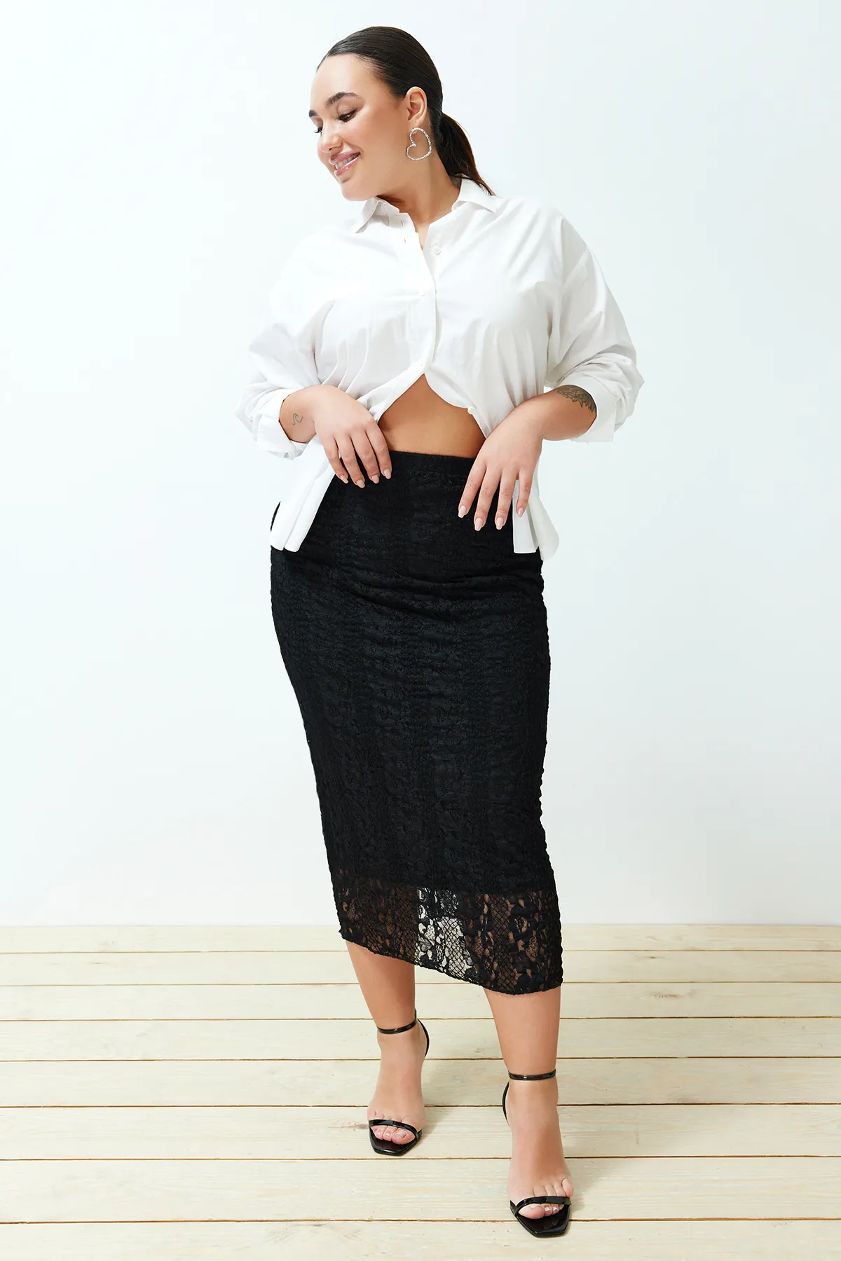 Trendyol Curve  Midi-Strickrock aus schwarzer Spitze TBSSS24AZ00027
